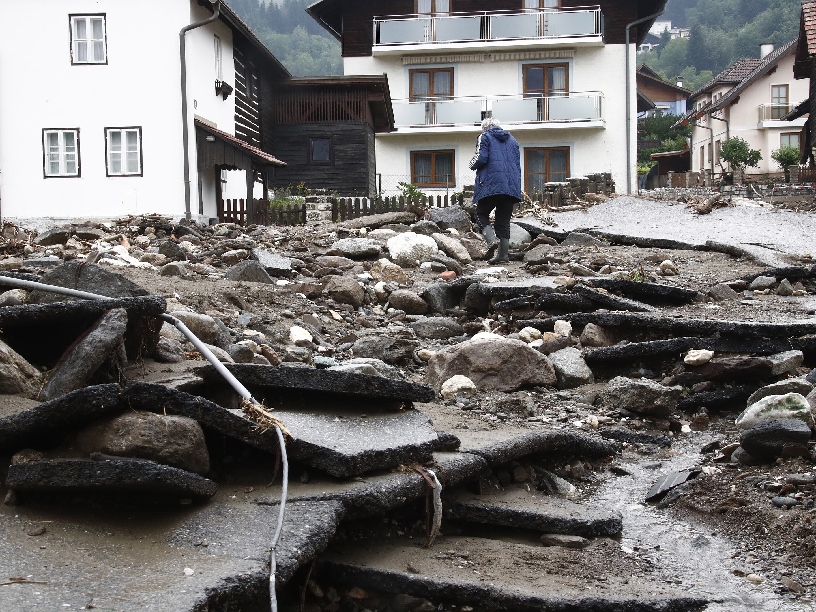 Zwei Personen werden nach den schweren Unwettern in Kärnten vermisst. Zwei Personen werden nach den schweren Unwettern in Kärnten vermisst.