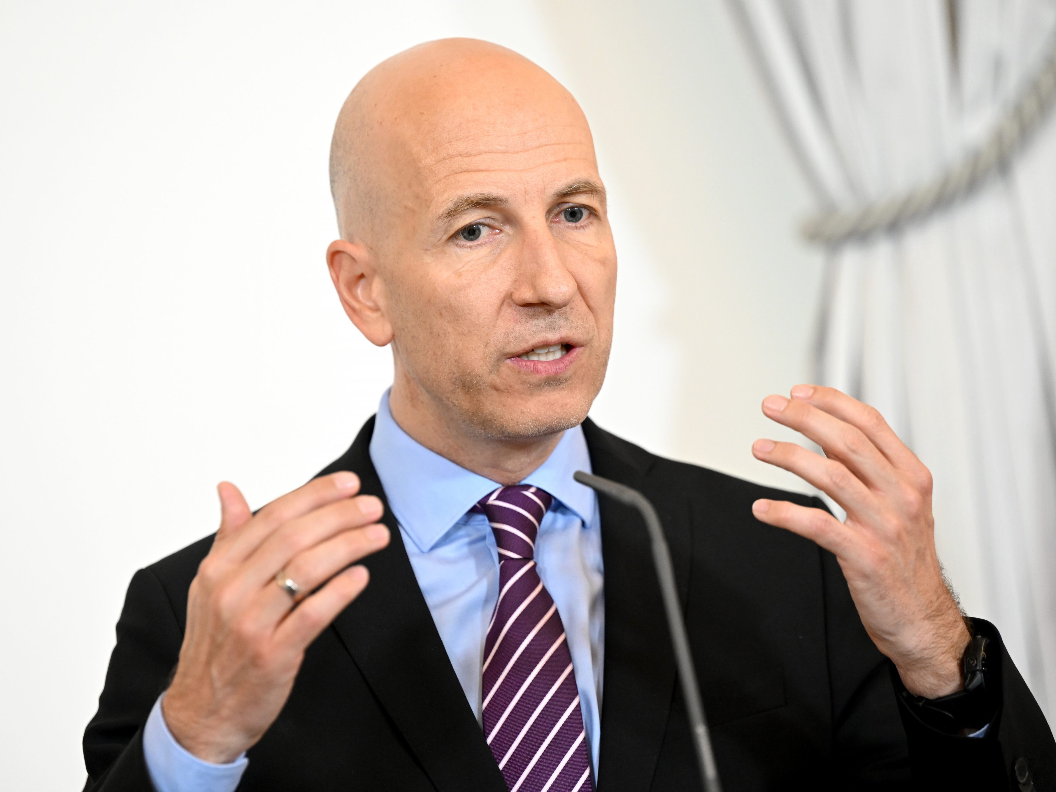 Arbeitsminister Martin Kocher spricht über den Mangel an Arbeitsmedizinern. Arbeitsminister Martin Kocher spricht über den Mangel an Arbeitsmedizinern.
