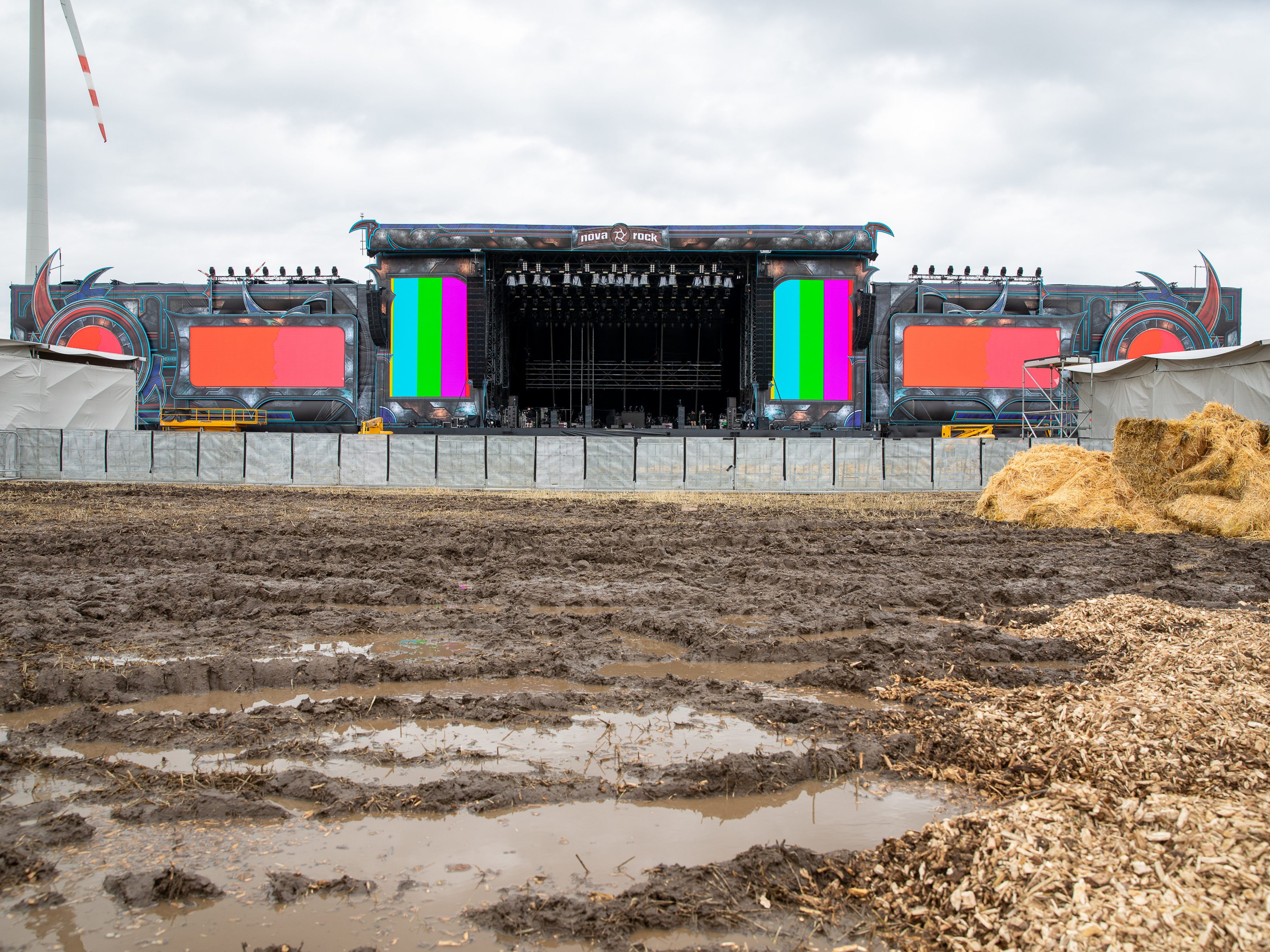 Nova Rock Festival: Bühnenarbeiter verletzte sich bei Arbeitsunfall.