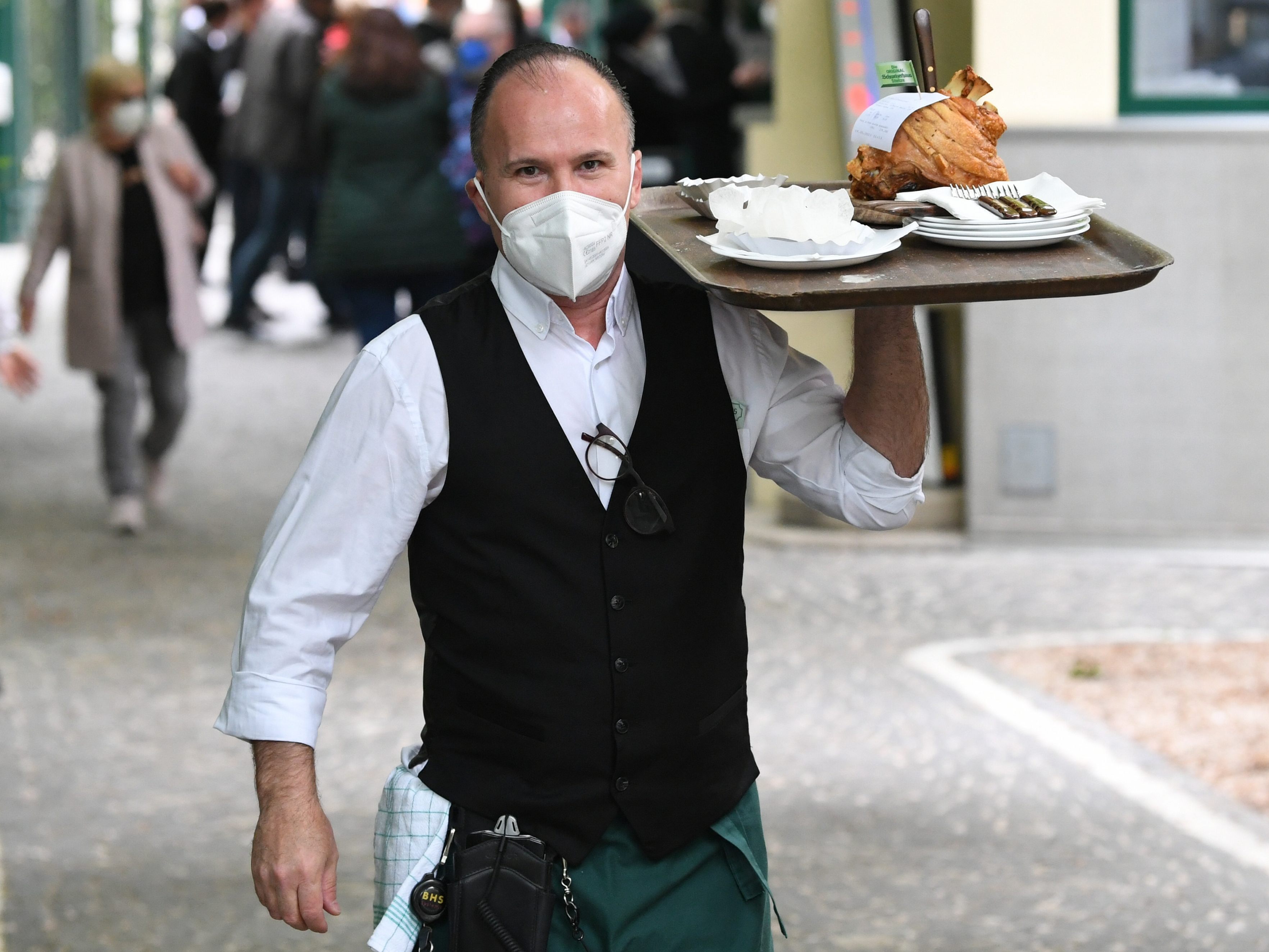 Der Arbeitskräftemangel in Österreichs Gastronomie sorgt für einen Wettbewerb um Mitarbeiter Der Arbeitskräftemangel in Österreichs Gastronomie sorgt für einen Wettbewerb um Mitarbeiter