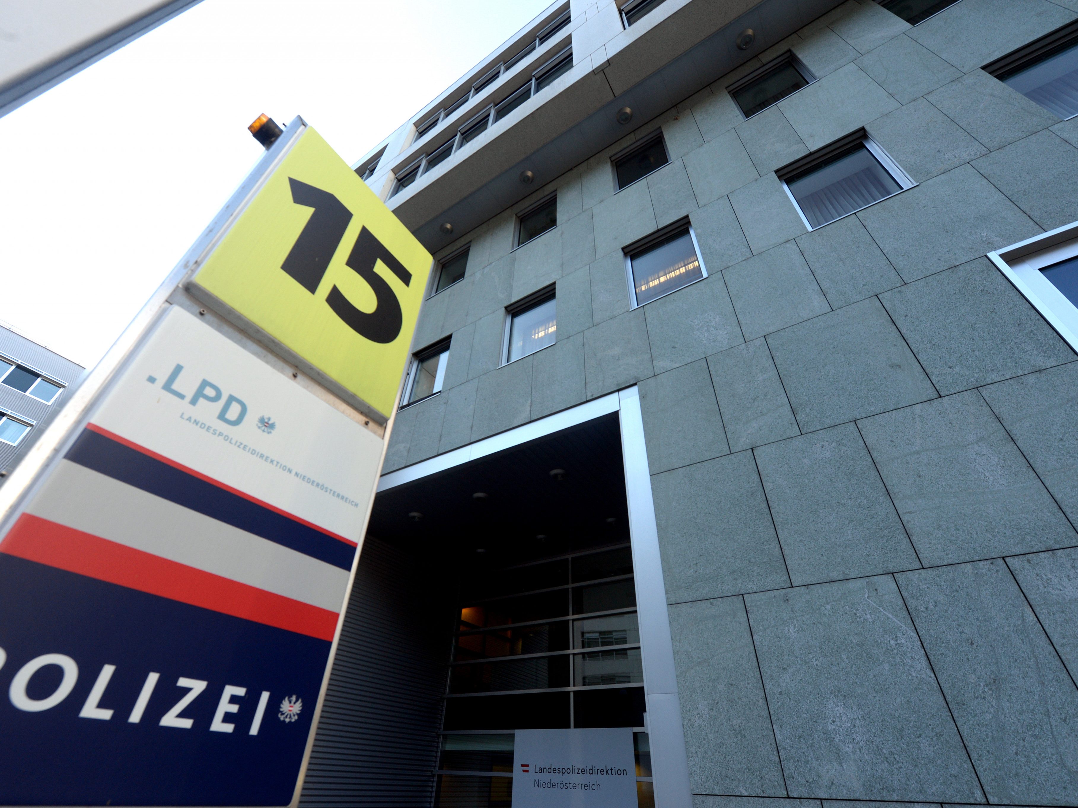 Die Polizei Wien warnt vor falschen Beamten, die ihren Opfern Geld entlocken.