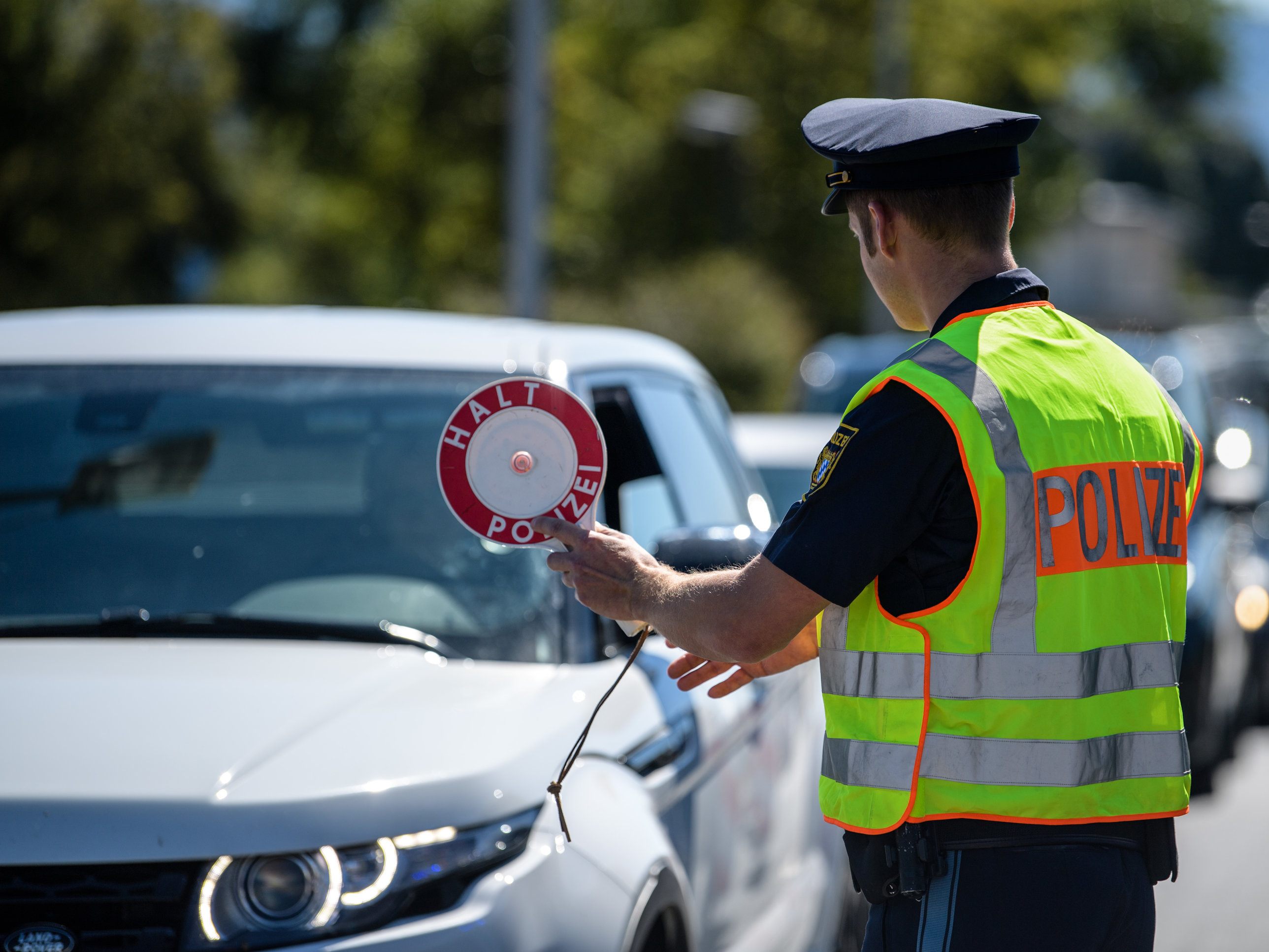 Die bayrischen Polizisten ließen den Verkehrssünder abblitzen. Die bayrischen Polizisten ließen den Verkehrssünder abblitzen.