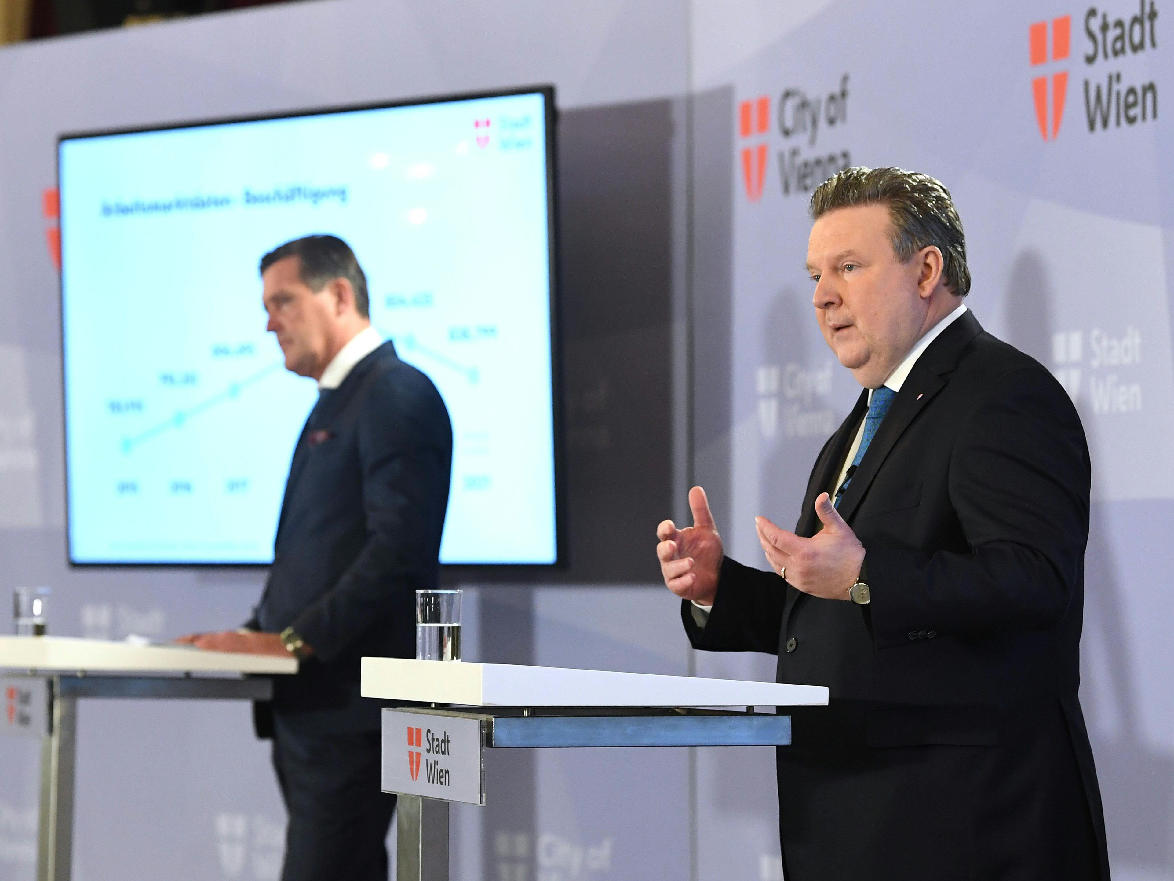 Der Wiener Finanzstadtrat Peter Hanke (SPÖ) und Wiens Bürgermeister Michael Ludwig (SPÖ) stellen am Dienstag Maßnahmen gegen die Teuerung vor.