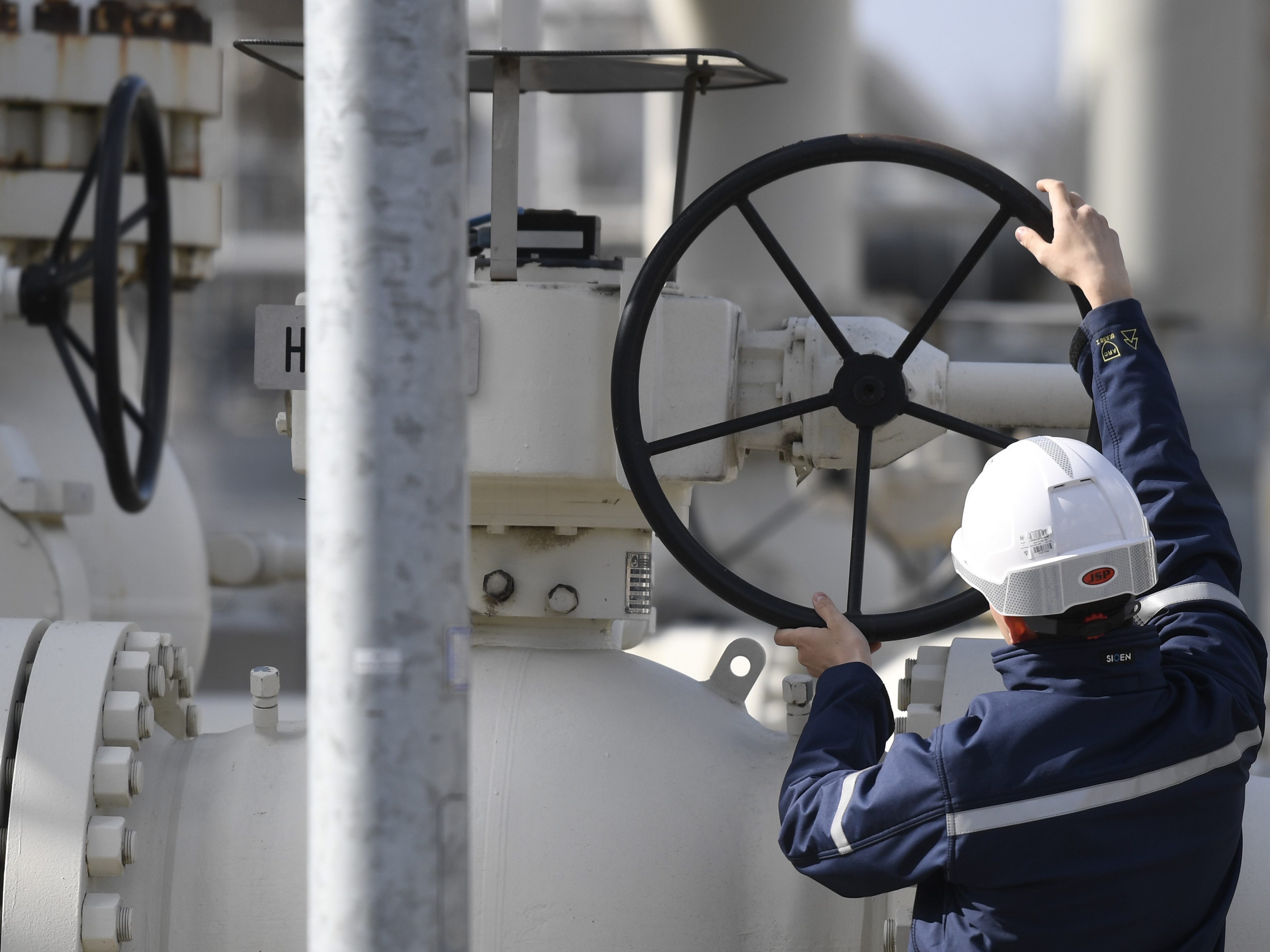 Das Auffüllen der Gasspeicher in den EU-Ländern wurde von den EU-Energieministern zu mindestens 80 Prozent beschlossen. Das Auffüllen der Gasspeicher in den EU-Ländern wurde von den EU-Energieministern zu mindestens 80 Prozent beschlossen.