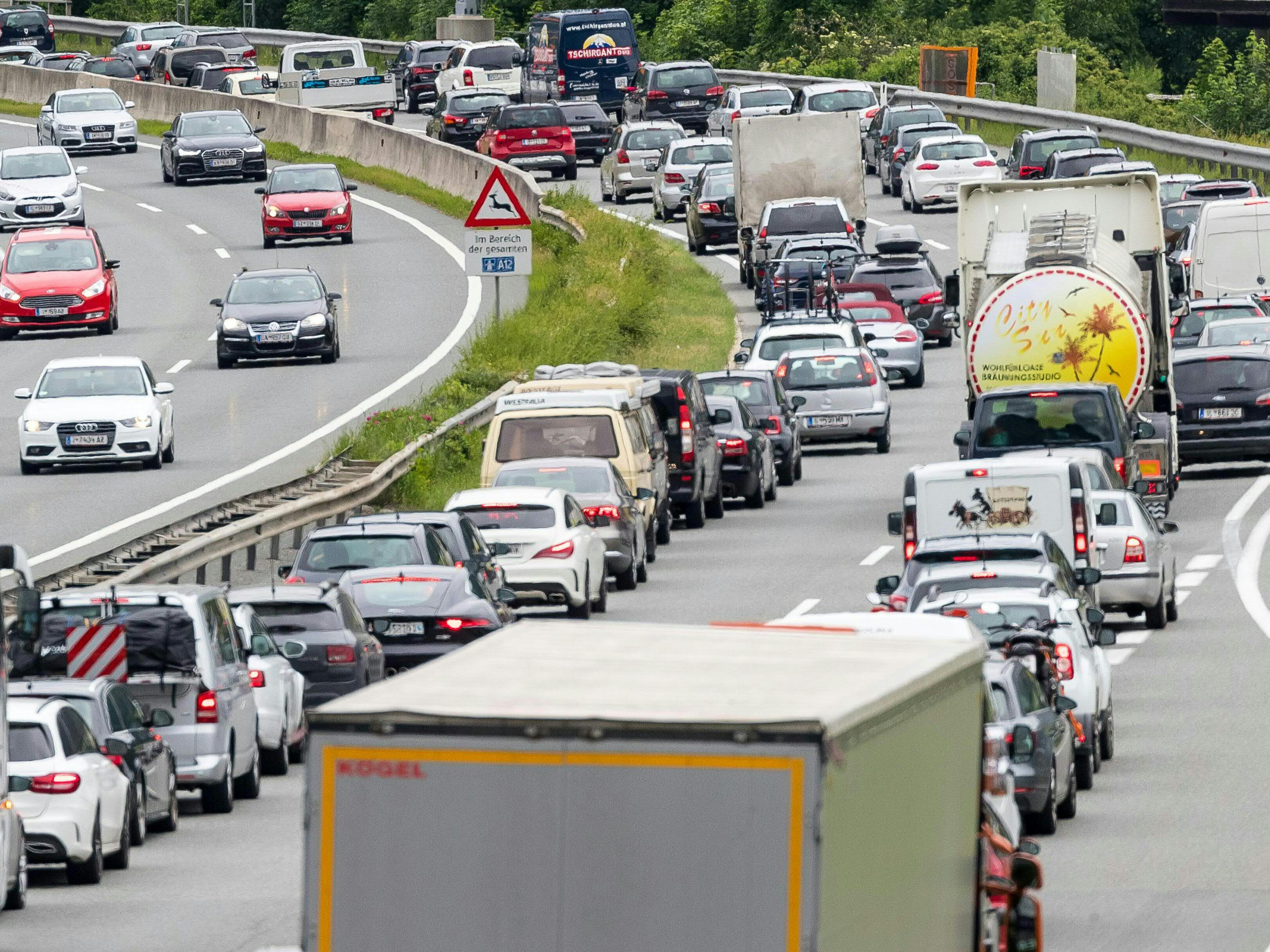 Der ÖAMTC meldete Mittwochnachmittag kilometerlange Staus auf der Südautobahn A2 bei Wien.
