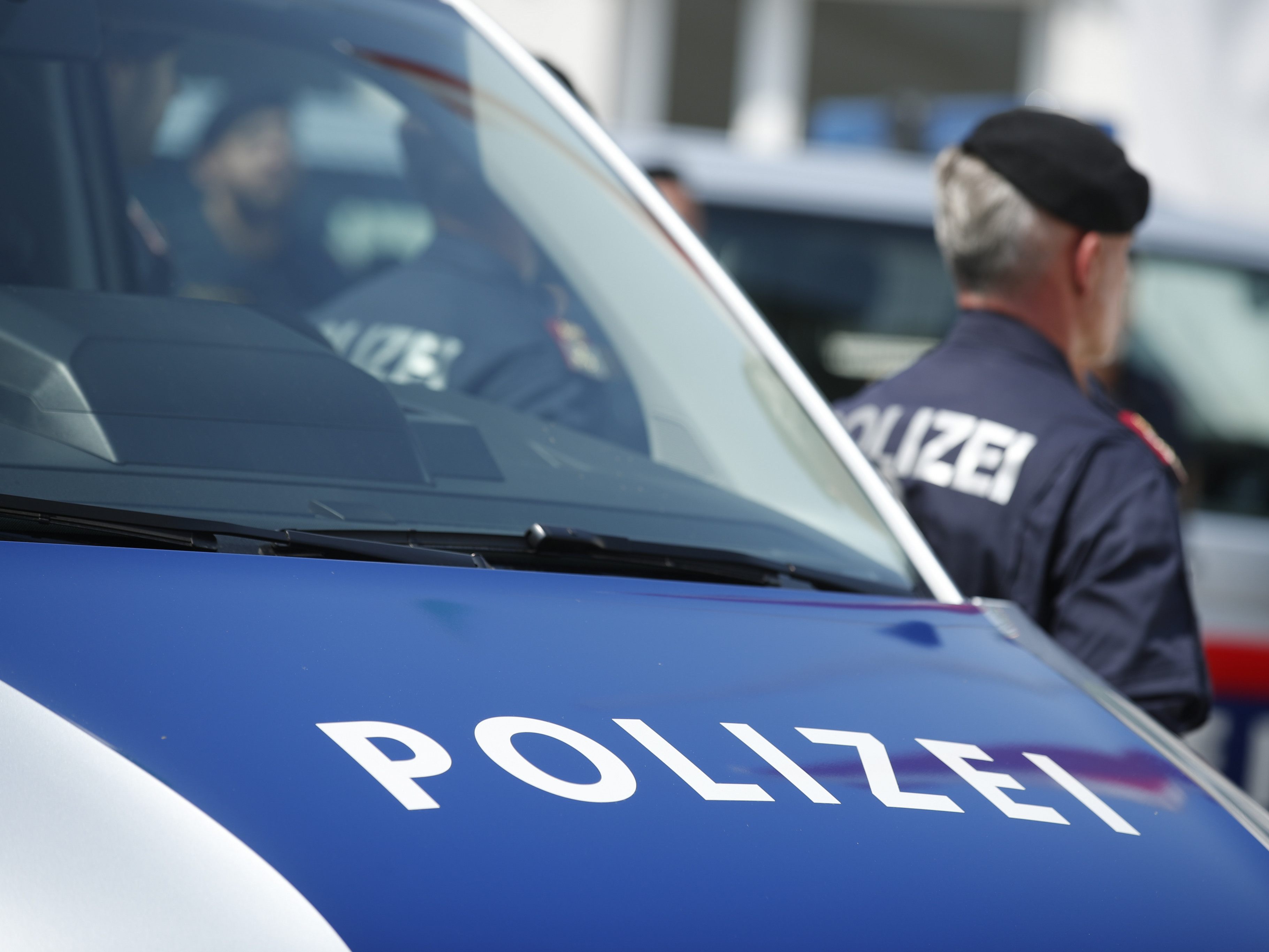 Der Mann gab gegenüber der Polizei an, dass er die Waffe nur herzeigen wollte. Der Mann gab gegenüber der Polizei an, dass er die Waffe nur herzeigen wollte.