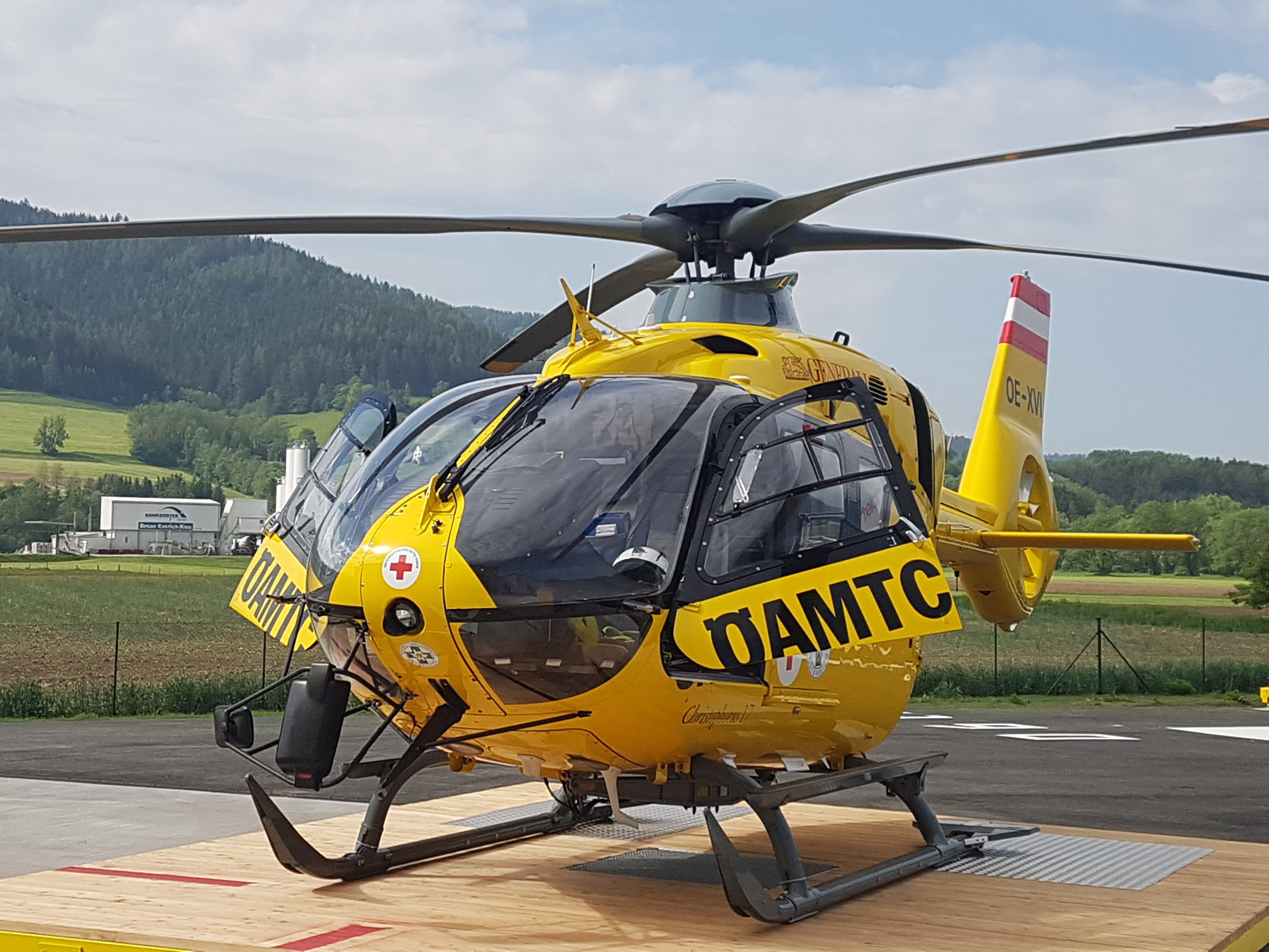 Der Landwirt wurde nach dem Sturz mit einem Rettungshubschrauber ins Spital gebracht.