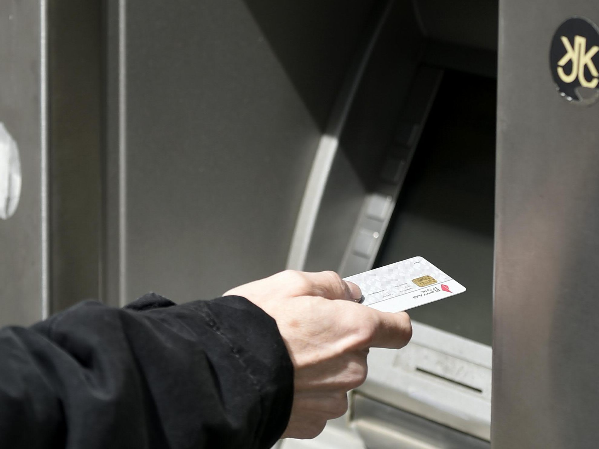 Die AK warnt vor Plastikgeld als Spesenfalle im Urlaub.