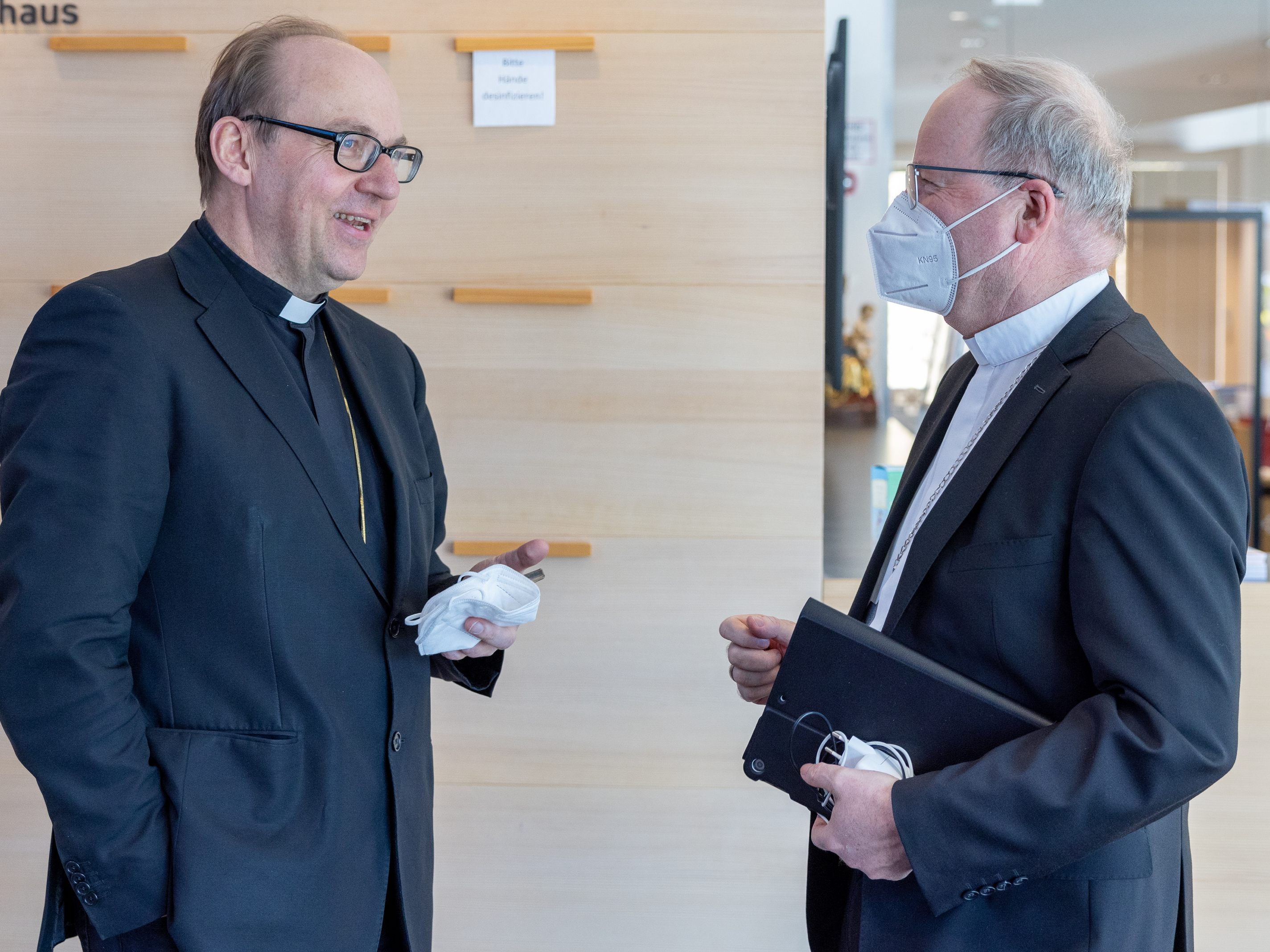 Bischof Glettler und Bischof Elbs bei der Vollversammlung der Bischöfe.