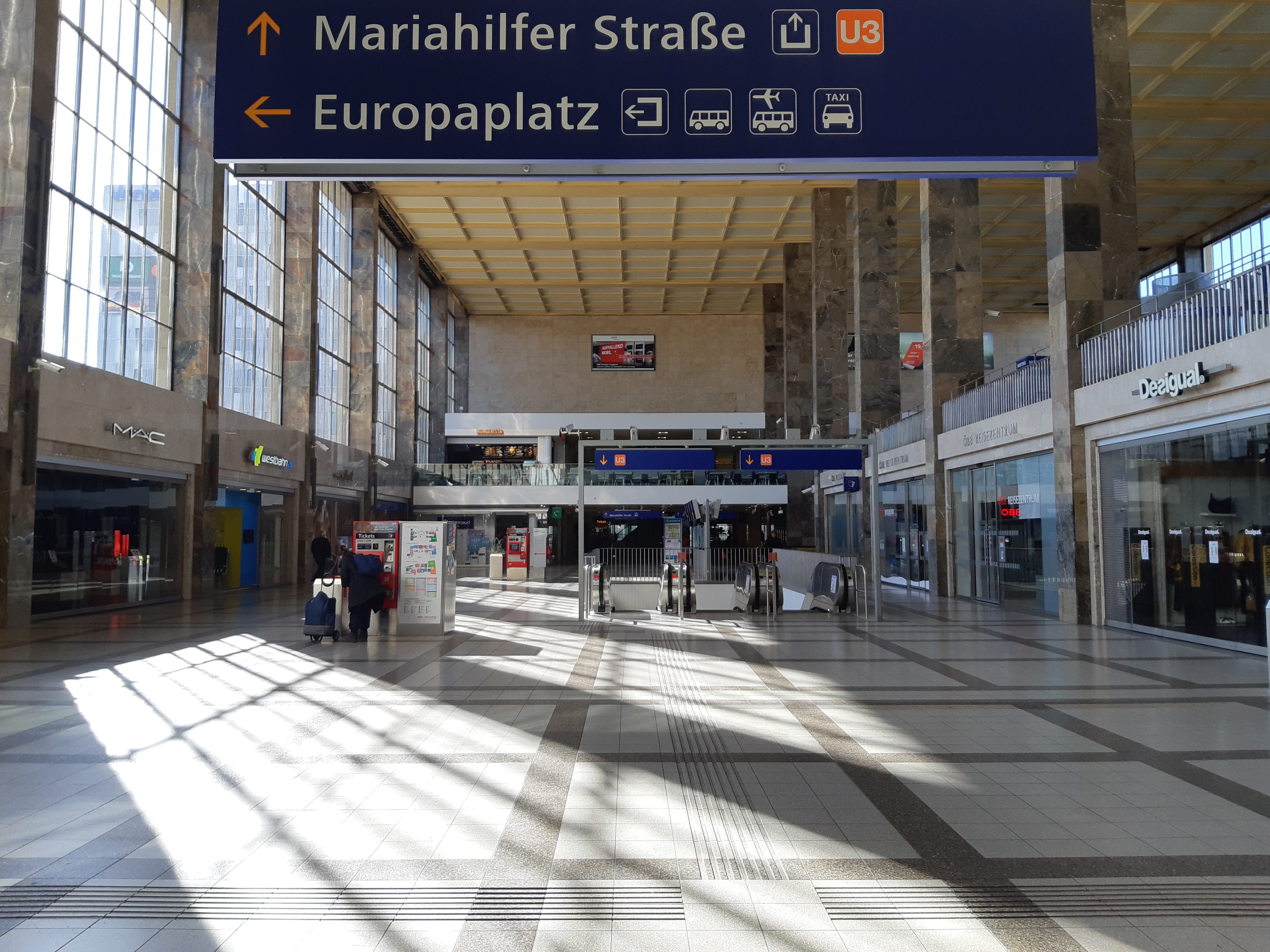 Die Maskenpflicht gilt in Wiener Bahnhöfen aber nicht im Bahnhofsgeschäft. Die Maskenpflicht gilt in Wiener Bahnhöfen aber nicht im Bahnhofsgeschäft.