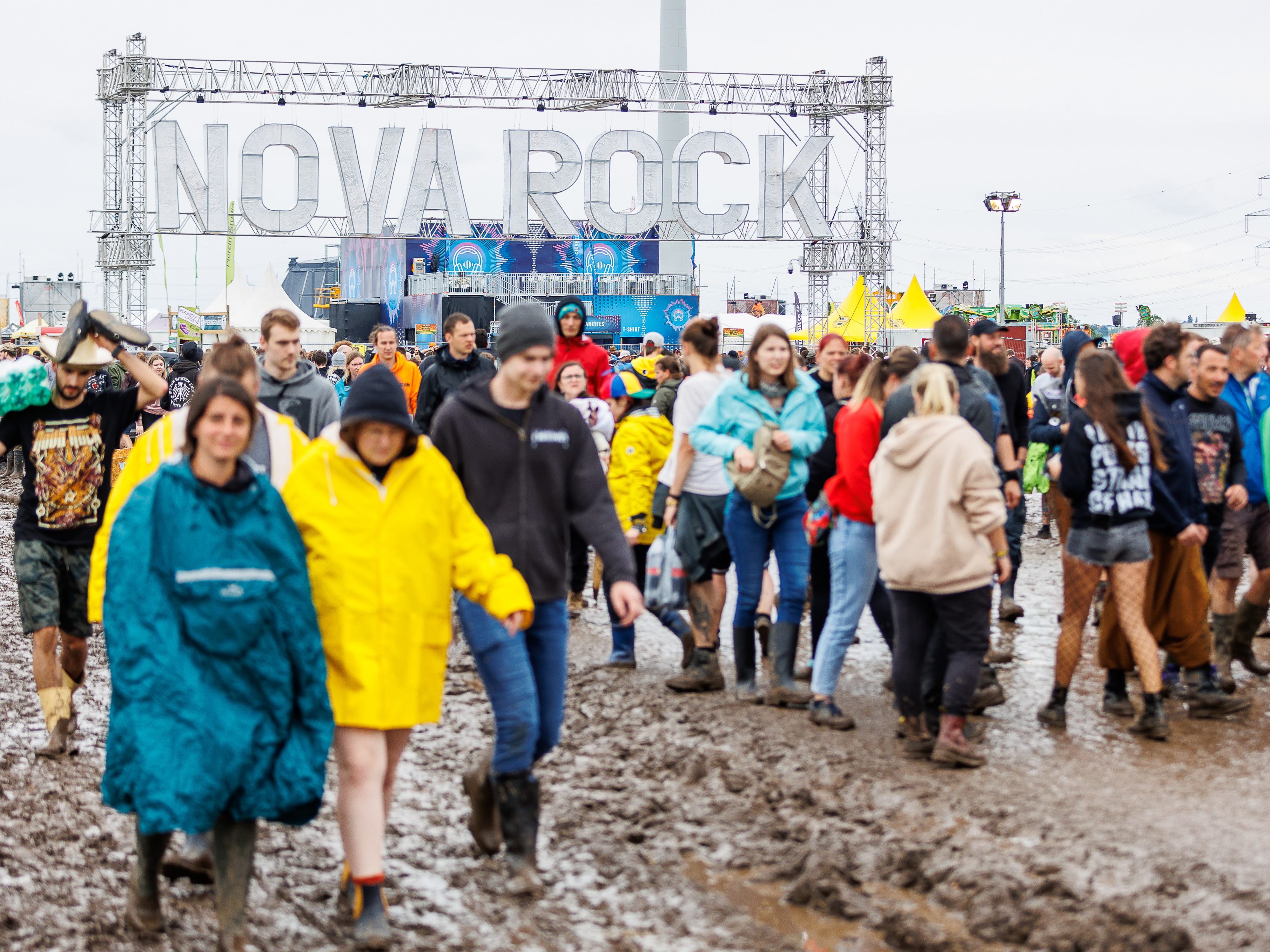 Der erste Tag am Nova Rock 2022 glich einer Schlammschlacht. Der erste Tag am Nova Rock 2022 glich einer Schlammschlacht.