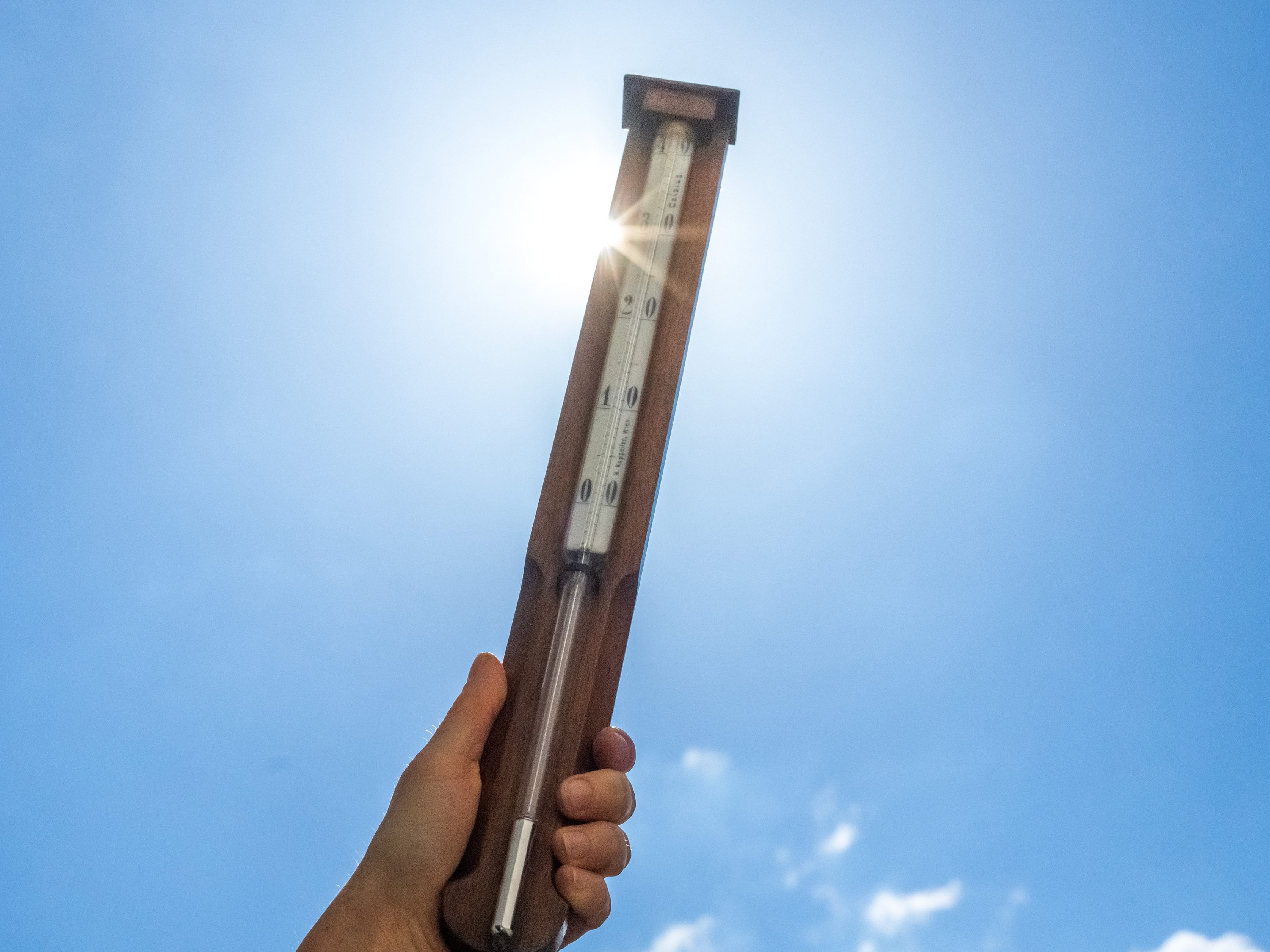 Am kostenlosen Hitzetelefon geben Fachleute Ratschläge, wie man sich vor der Belastung durch die hohen Temperaturen am besten schützt. Am kostenlosen Hitzetelefon geben Fachleute Ratschläge, wie man sich vor der Belastung durch die hohen Temperaturen am besten schützt.