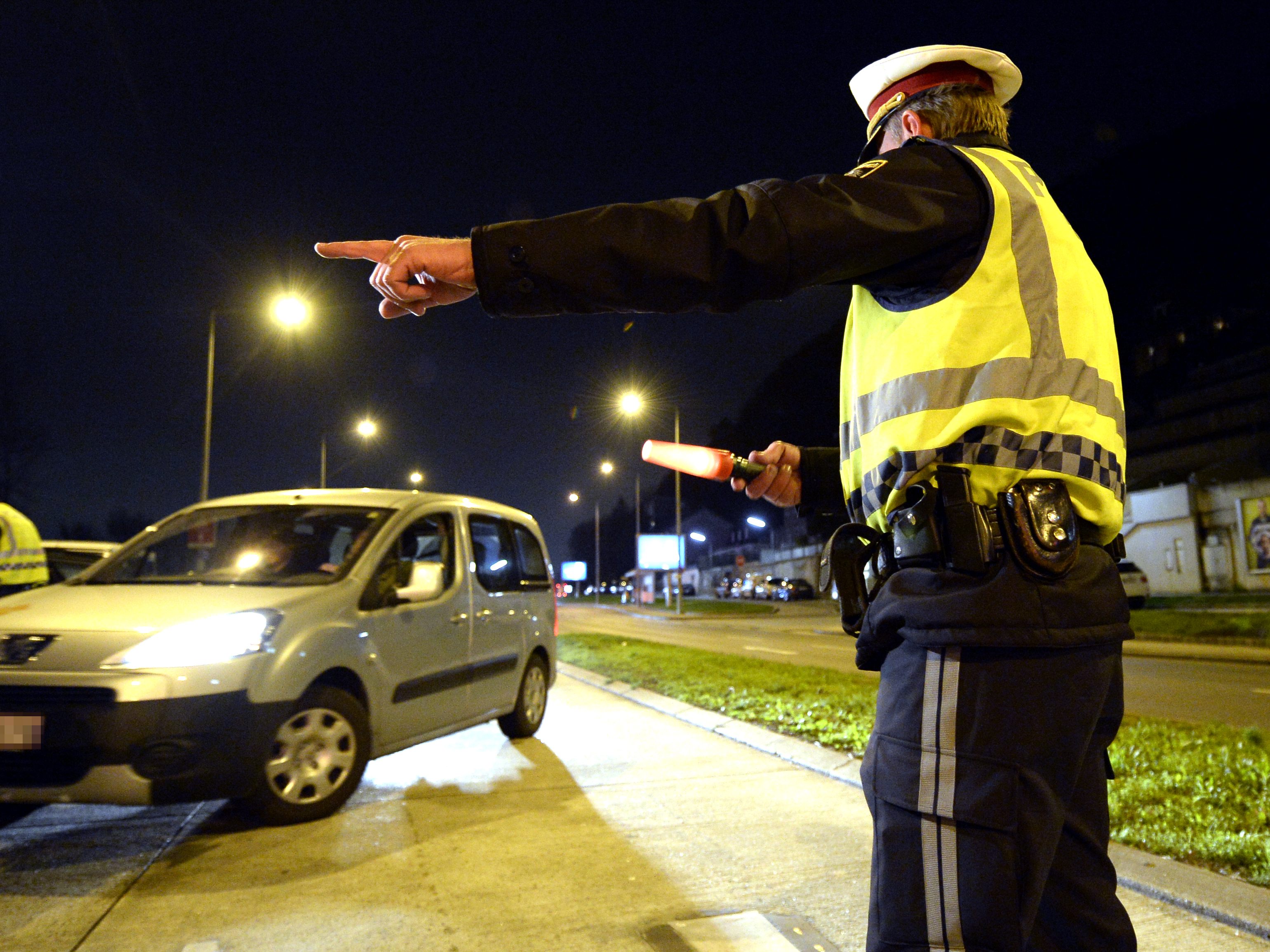 Bei einer europaweiten Schwerpunktaktion gegen mobile Kriminalität konnte die Polizei in Österreich 52 Festnahmen tätigen. Bei einer europaweiten Schwerpunktaktion gegen mobile Kriminalität konnte die Polizei in Österreich 52 Festnahmen tätigen.