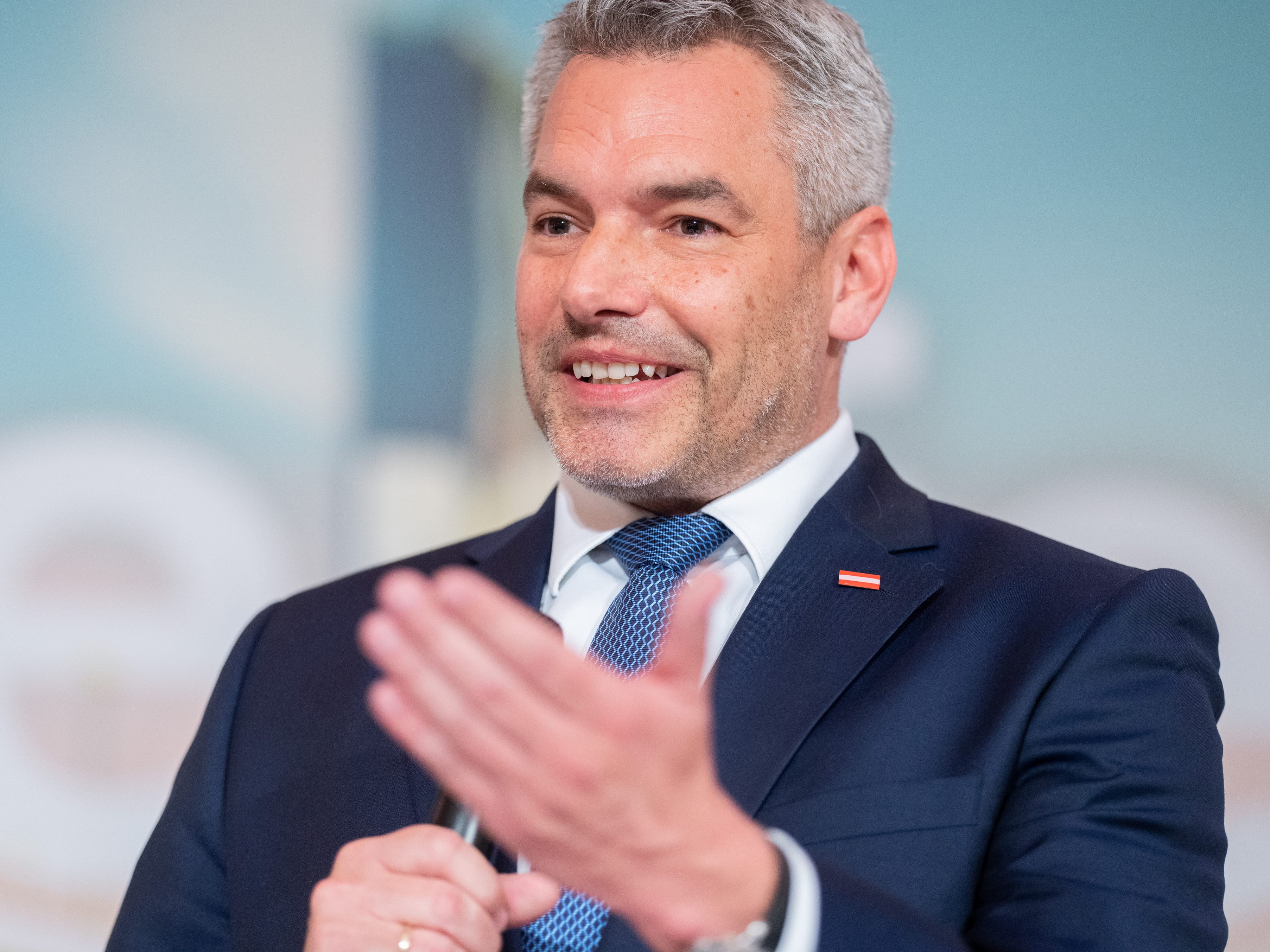 Karl Nehammer stimmt einem EU-Beitrittskandidatenstatus nur mit anderen Beitrittswerbern zu. Karl Nehammer stimmt einem EU-Beitrittskandidatenstatus nur mit anderen Beitrittswerbern zu.