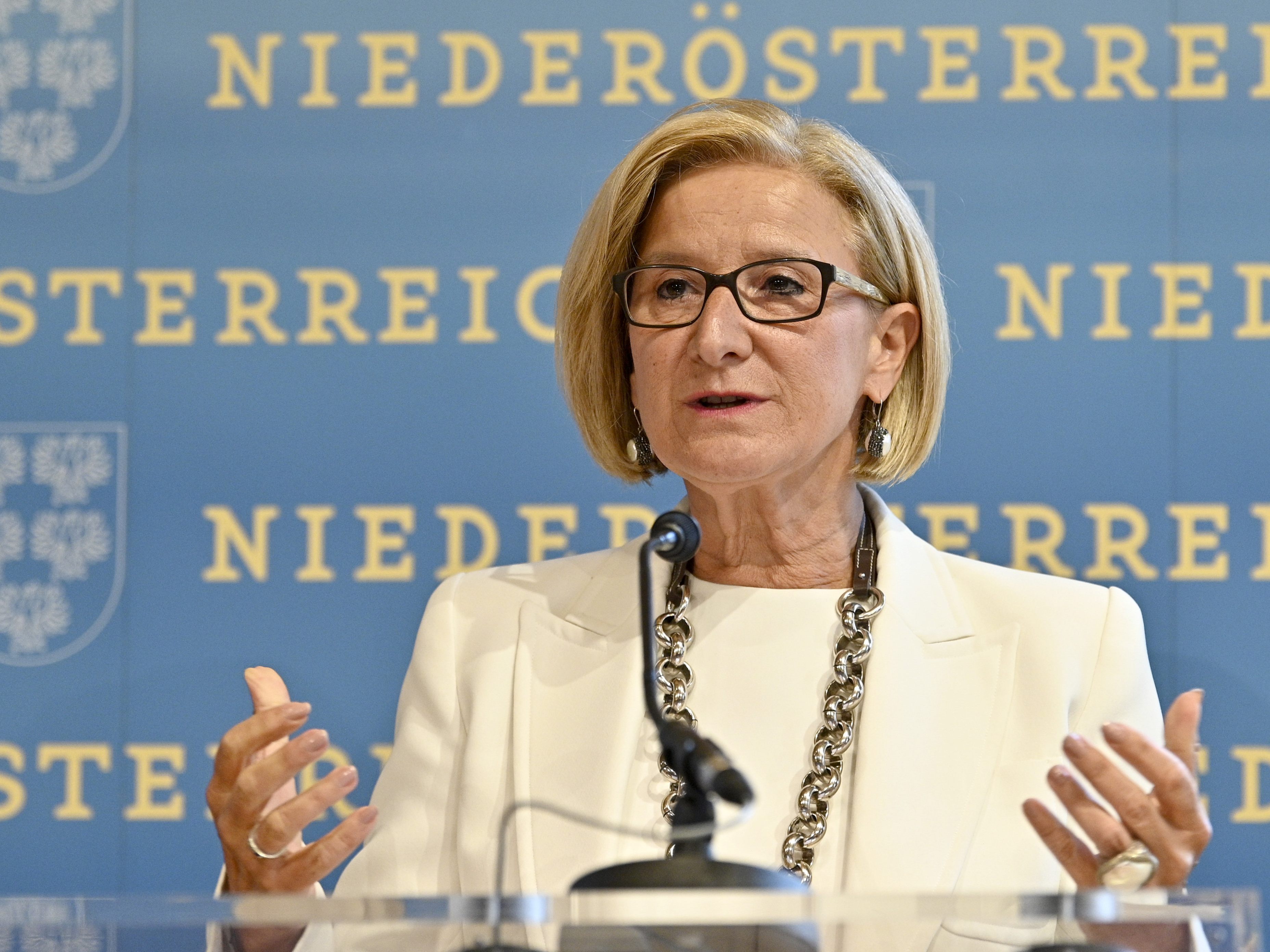 Niederösterreichs LH Mikl-Leitner wird zur Causa Drasenhofen befragt.