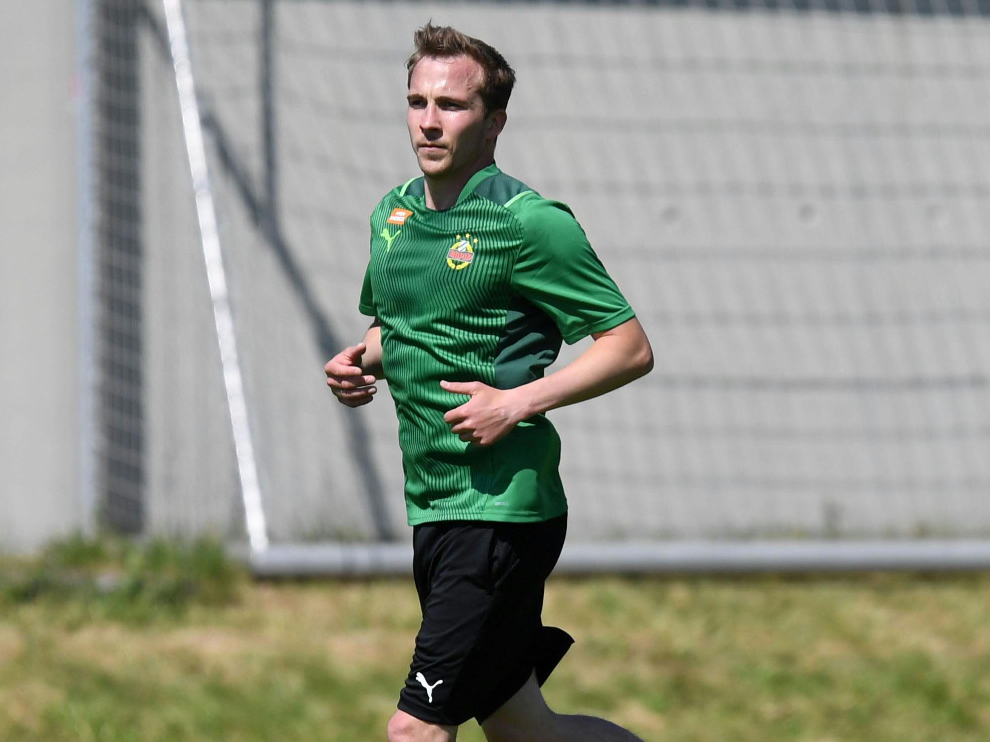 Dibon erhielt einen neuen Einjahresvertrag bei Rapid Wien. Dibon erhielt einen neuen Einjahresvertrag bei Rapid Wien.