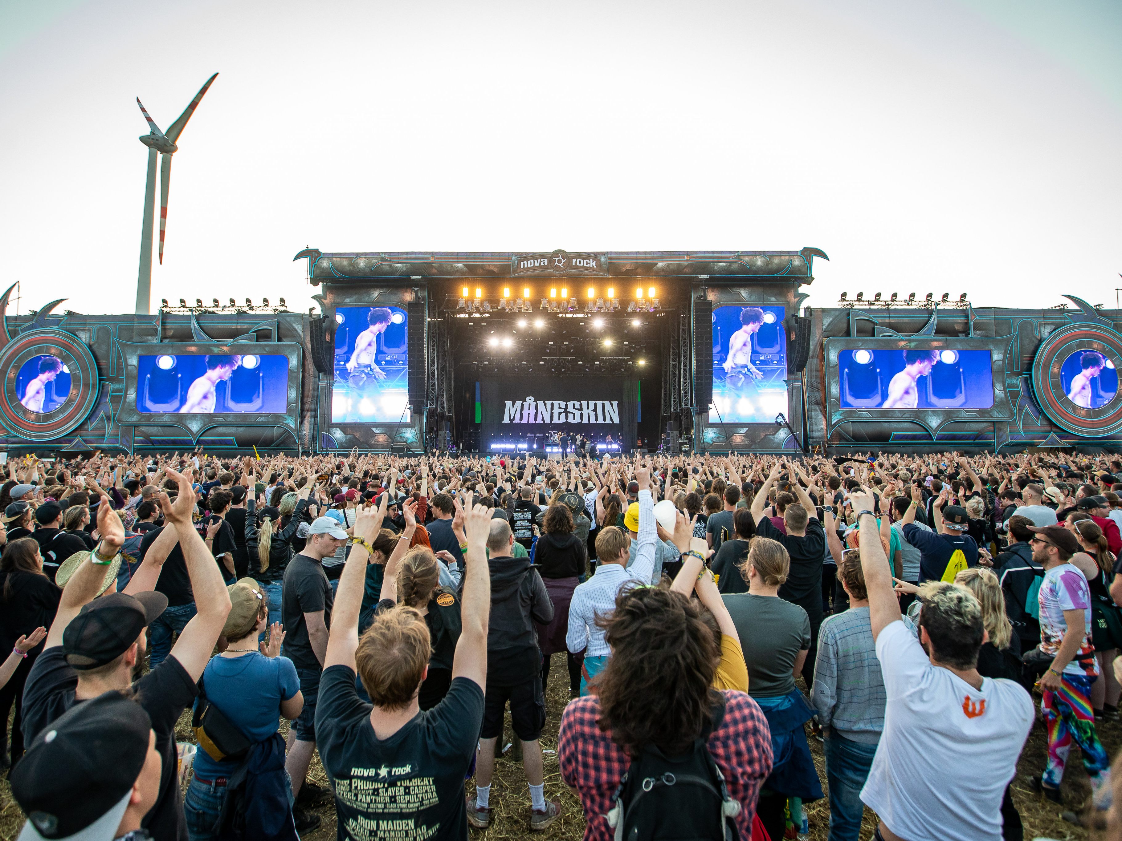 Am zweiten Festivaltag beim Nova Rock herrschte ausgelassene Stimmung, die Bands heizten dem Publikum ein.