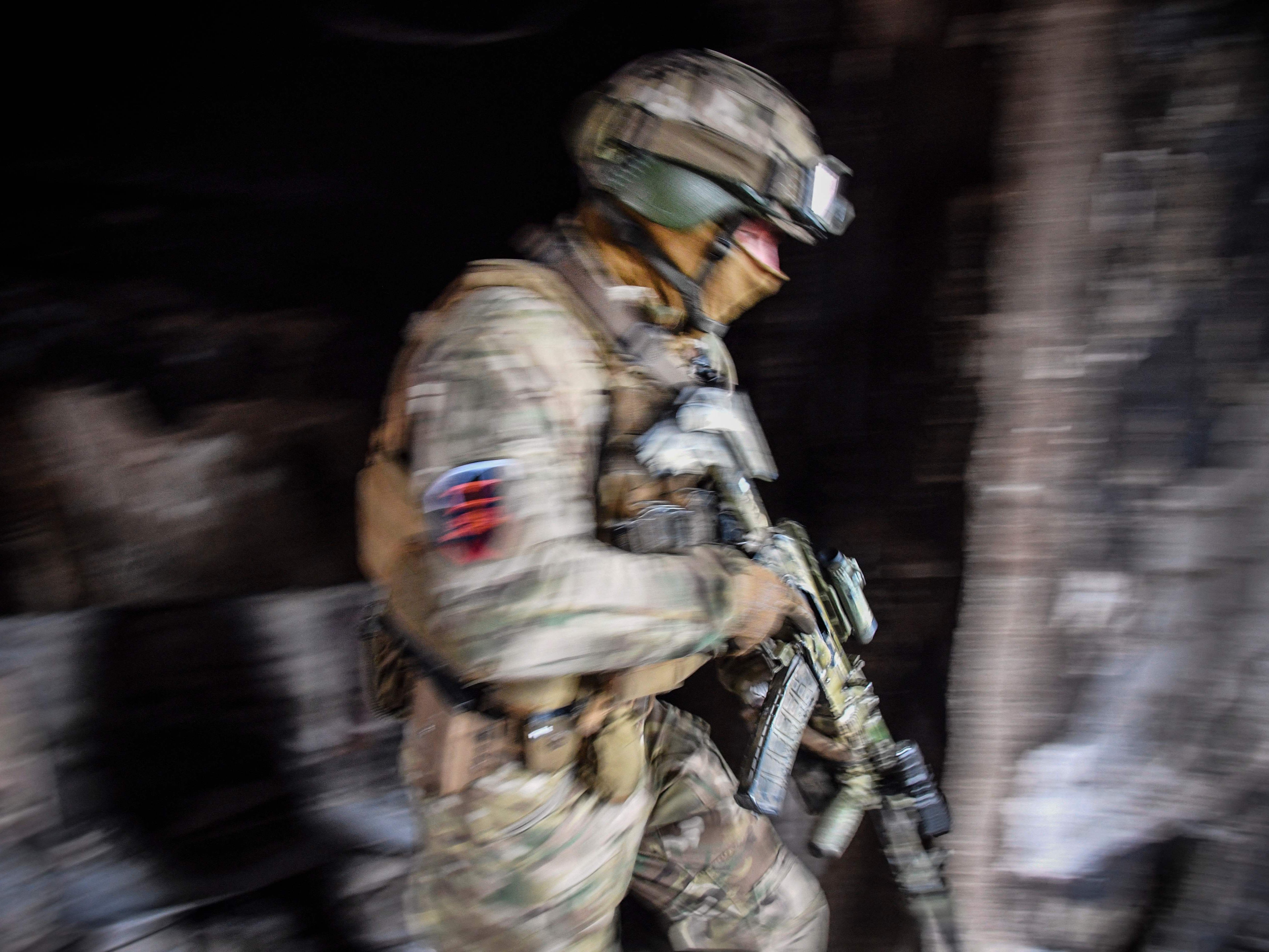 Das Symbolbild zeigt einen russischen Soldaten in Mariupol im Süden der Ukraine im April. Das Symbolbild zeigt einen russischen Soldaten in Mariupol im Süden der Ukraine im April.