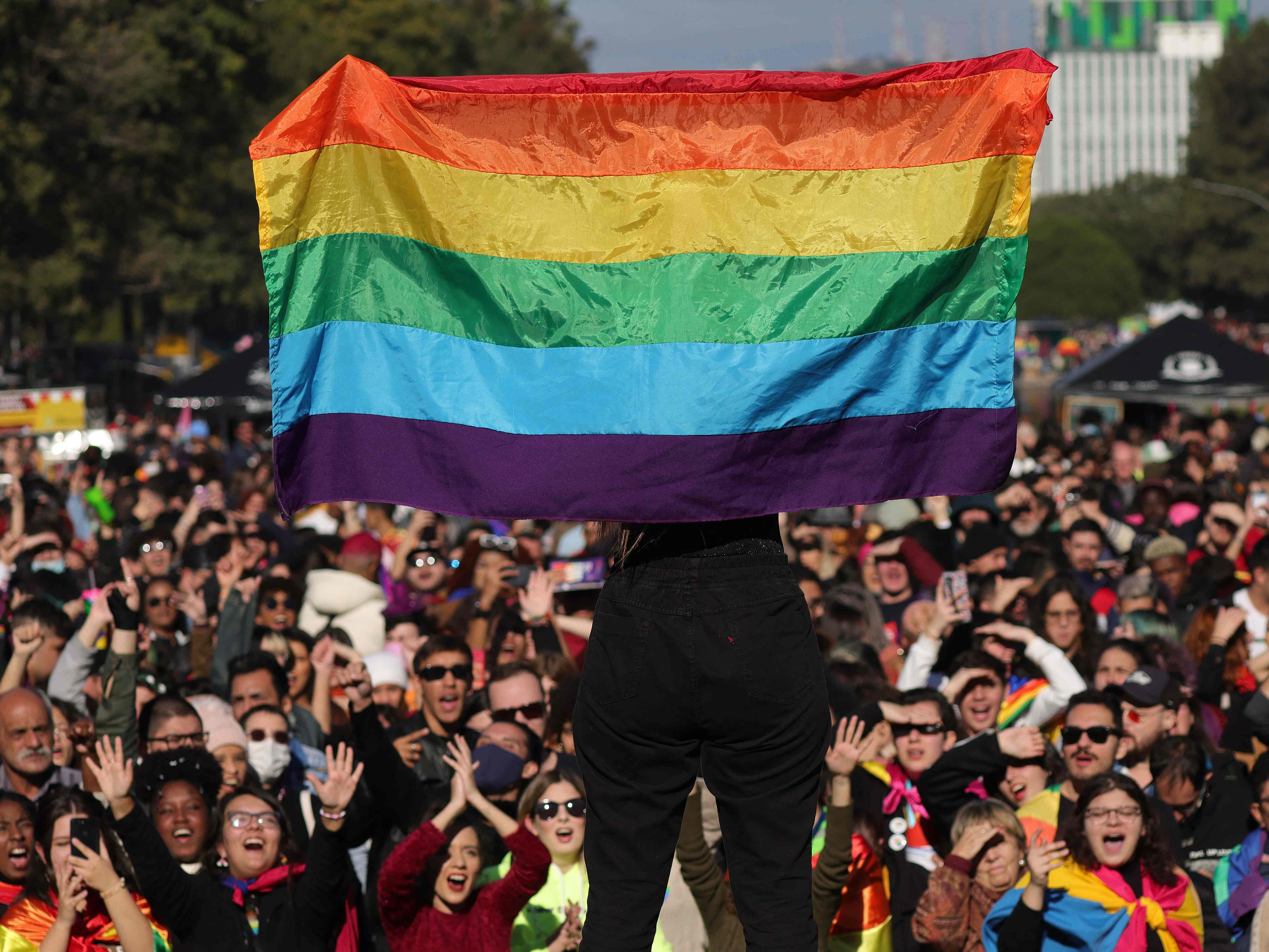 Geplante Pride-Veranstaltungen müssen laut WHO nicht abgesagt werden.