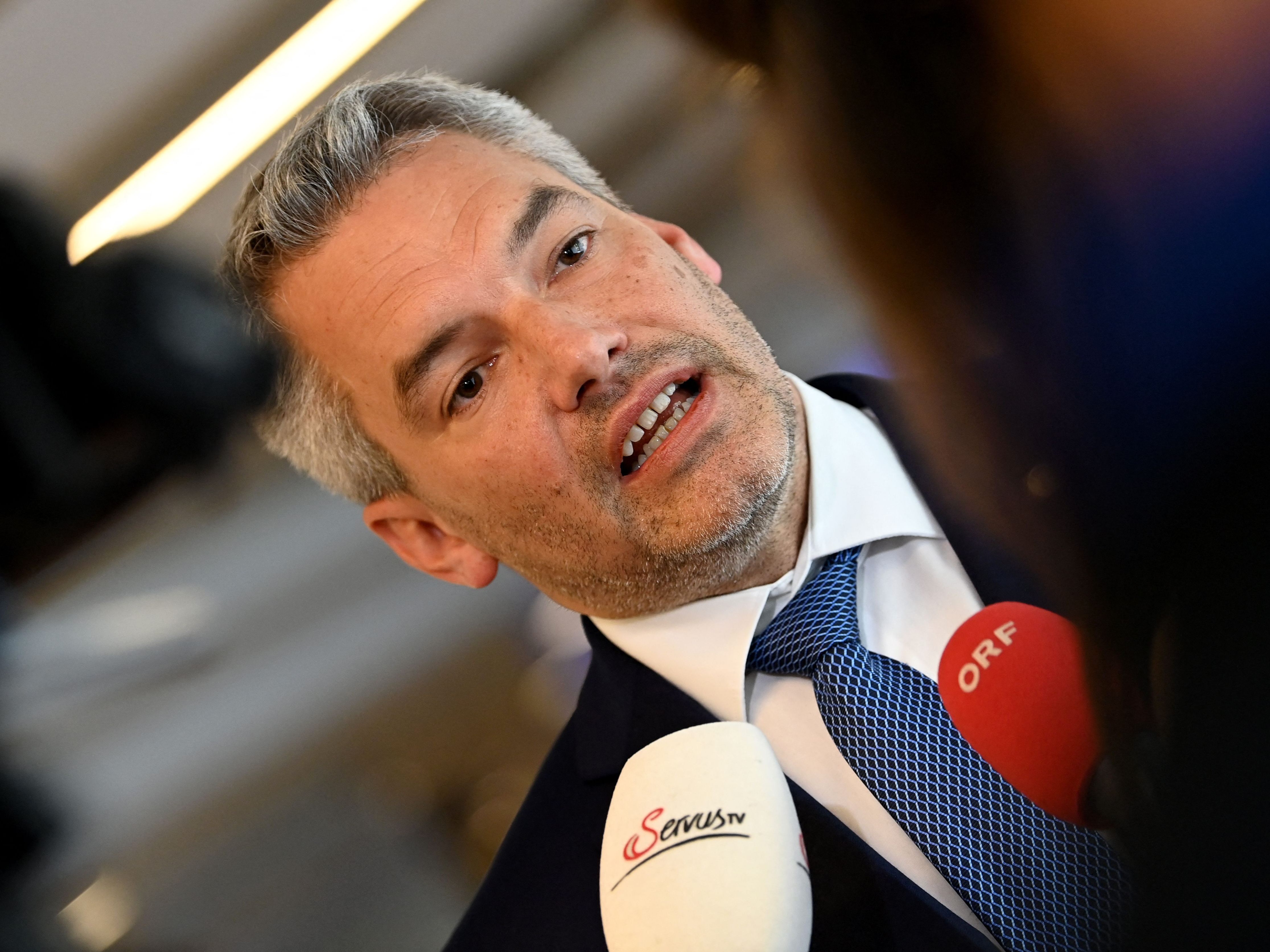 "Wir handeln konsequent und mit voller Härte der Sanktionen", so Nehammer. "Wir handeln konsequent und mit voller Härte der Sanktionen", so Nehammer.