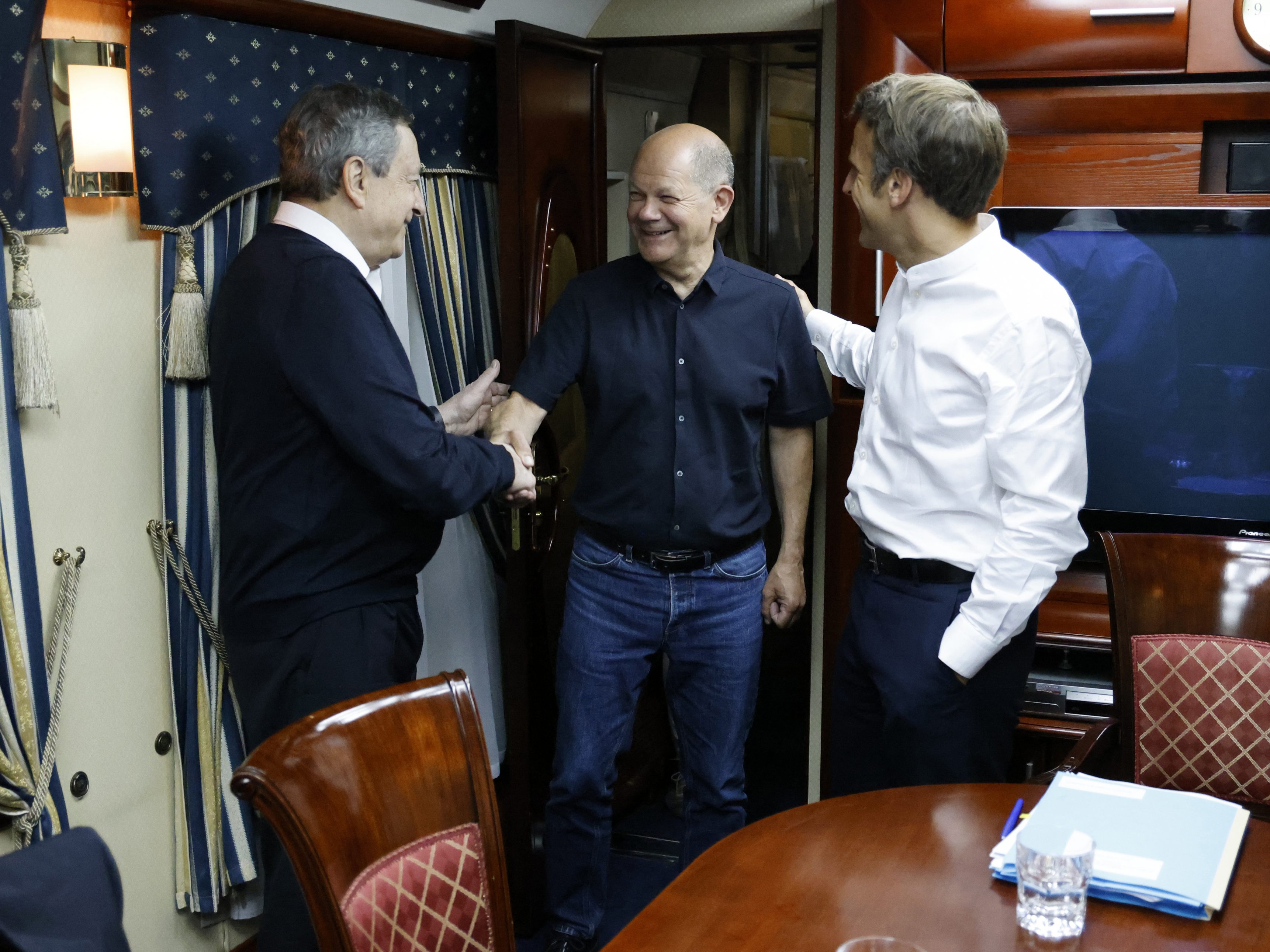 Scholz, Draghi und Macron sind mit einem Sonderzug in Kiew eingetroffen. Scholz, Draghi und Macron sind mit einem Sonderzug in Kiew eingetroffen.