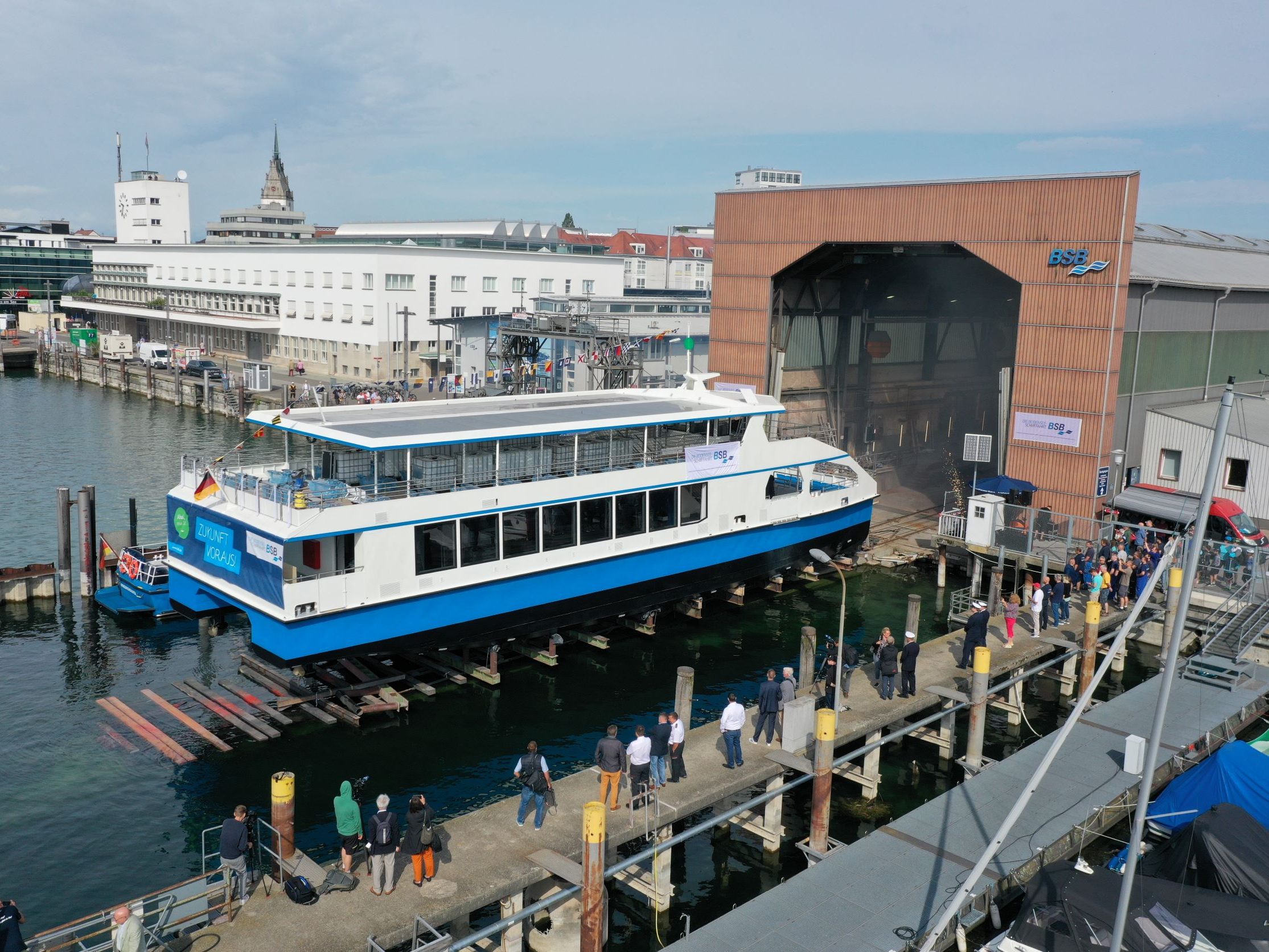 Die bislang noch "MS Artemis" benannte E-Fähre wird künftig regulär zwischen Uhldingen und der Insel Mainau verkehren.
