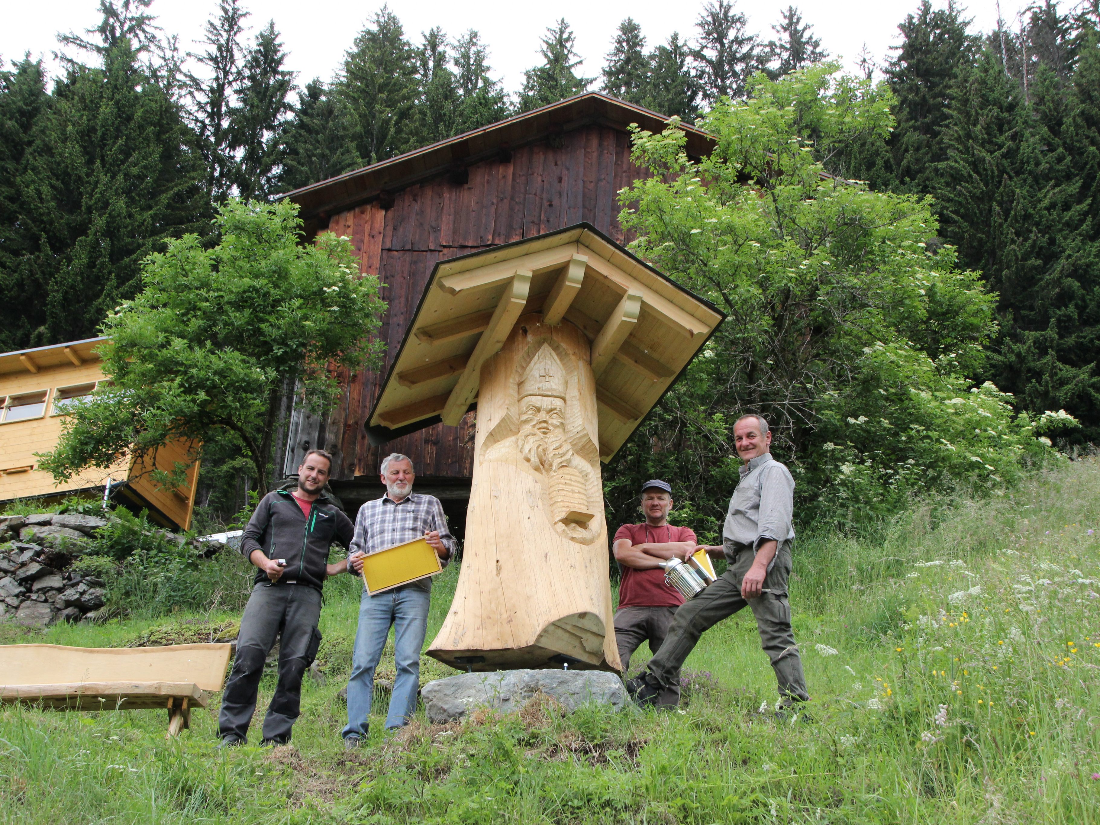 Das neue Naturbienenhaus mit den stolzen Imkern Simon Fiel, Leo Fiel, Günter Pfeifer und Gerhard Sahler Das neue Naturbienenhaus mit den stolzen Imkern Simon Fiel, Leo Fiel, Günter Pfeifer und Gerhard Sahler