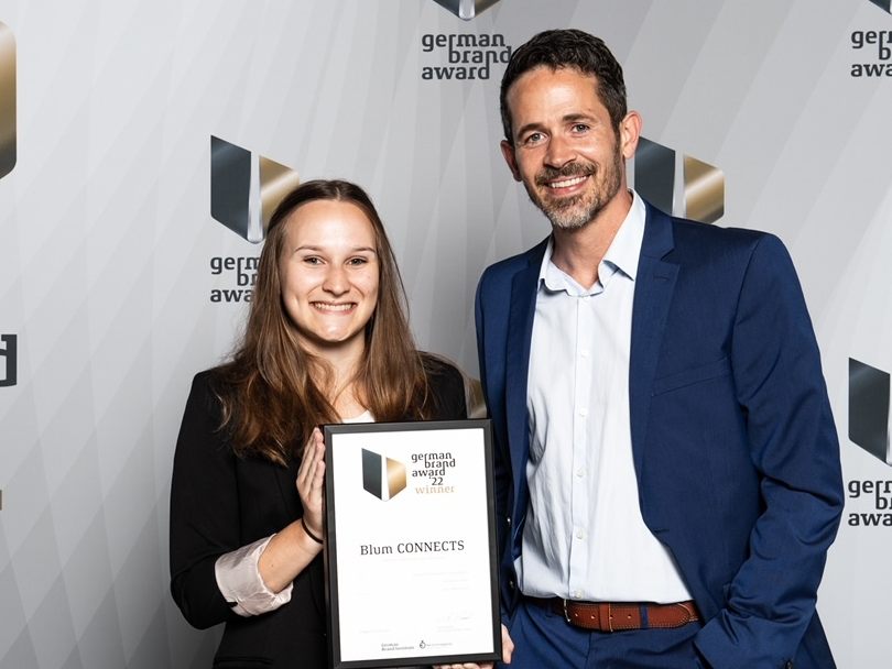 Janine Blum und Mark Scherer nahmen den German Brand Award für das Projektteam "Blum Connects" entgegen. Janine Blum und Mark Scherer nahmen den German Brand Award für das Projektteam "Blum Connects" entgegen.