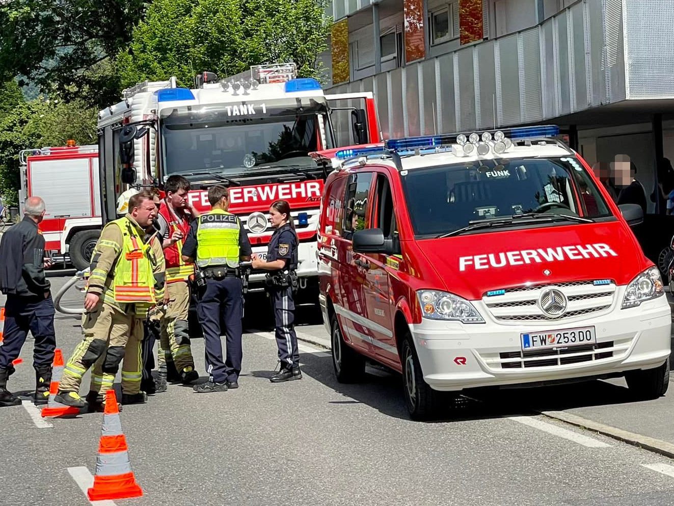 Die Feuerwehr Hohenems hatte den BRand rasch gelöscht und die Frau aus der Wohnung geborgen.