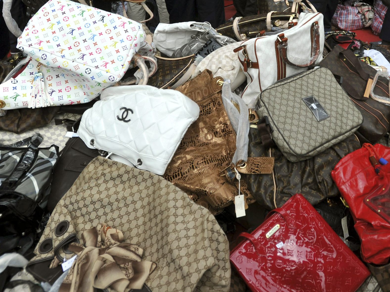 Gefälschte Kleidung und Accessories sind bei Jugendlichen besonders stark gefragt. Gefälschte Kleidung und Accessories sind bei Jugendlichen besonders stark gefragt.