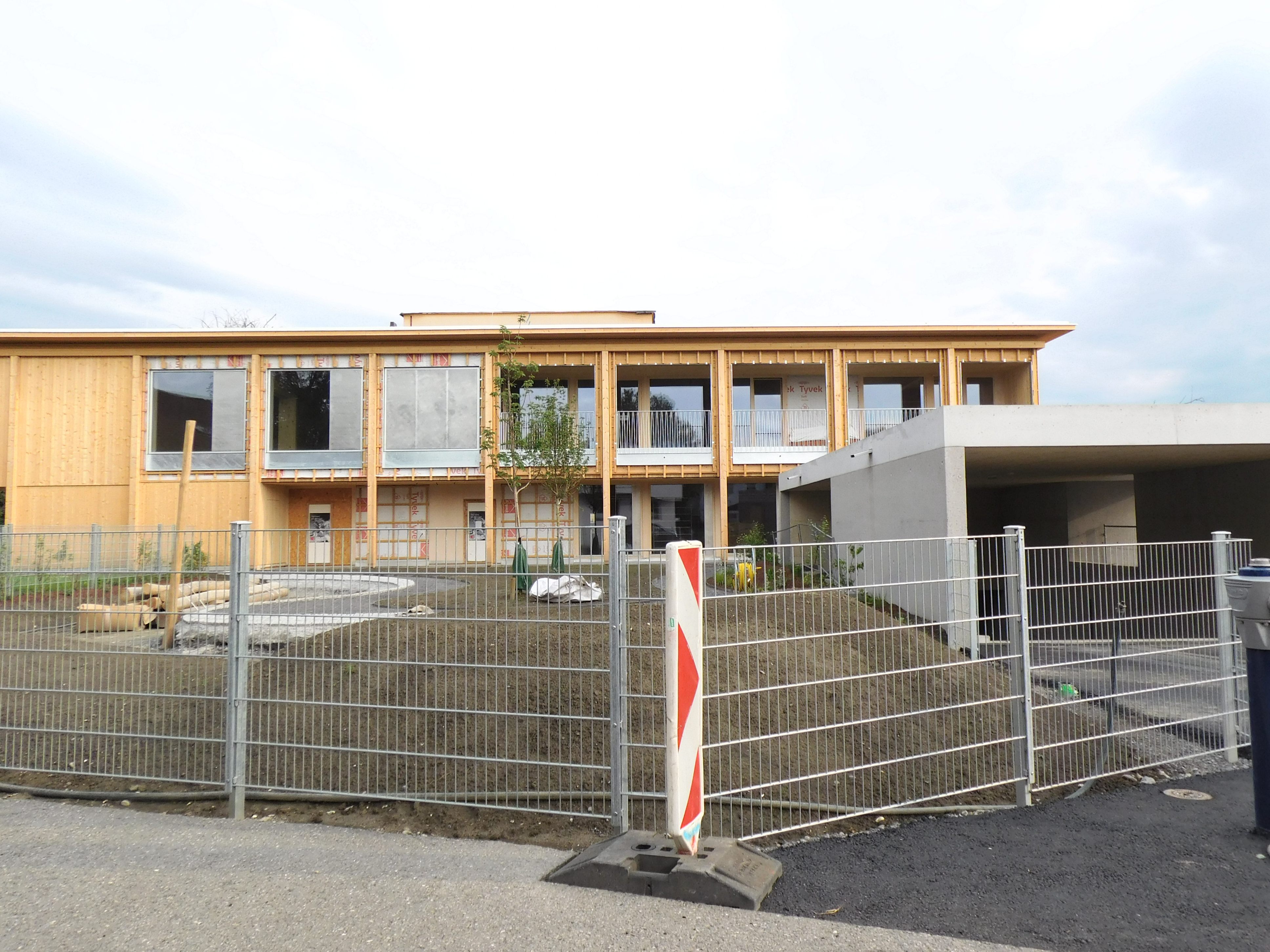 Am Kinderhaus Kreuzfeld laufen aktuell die Arbeiten an der Fassade sowie am Innenausbau Am Kinderhaus Kreuzfeld laufen aktuell die Arbeiten an der Fassade sowie am Innenausbau