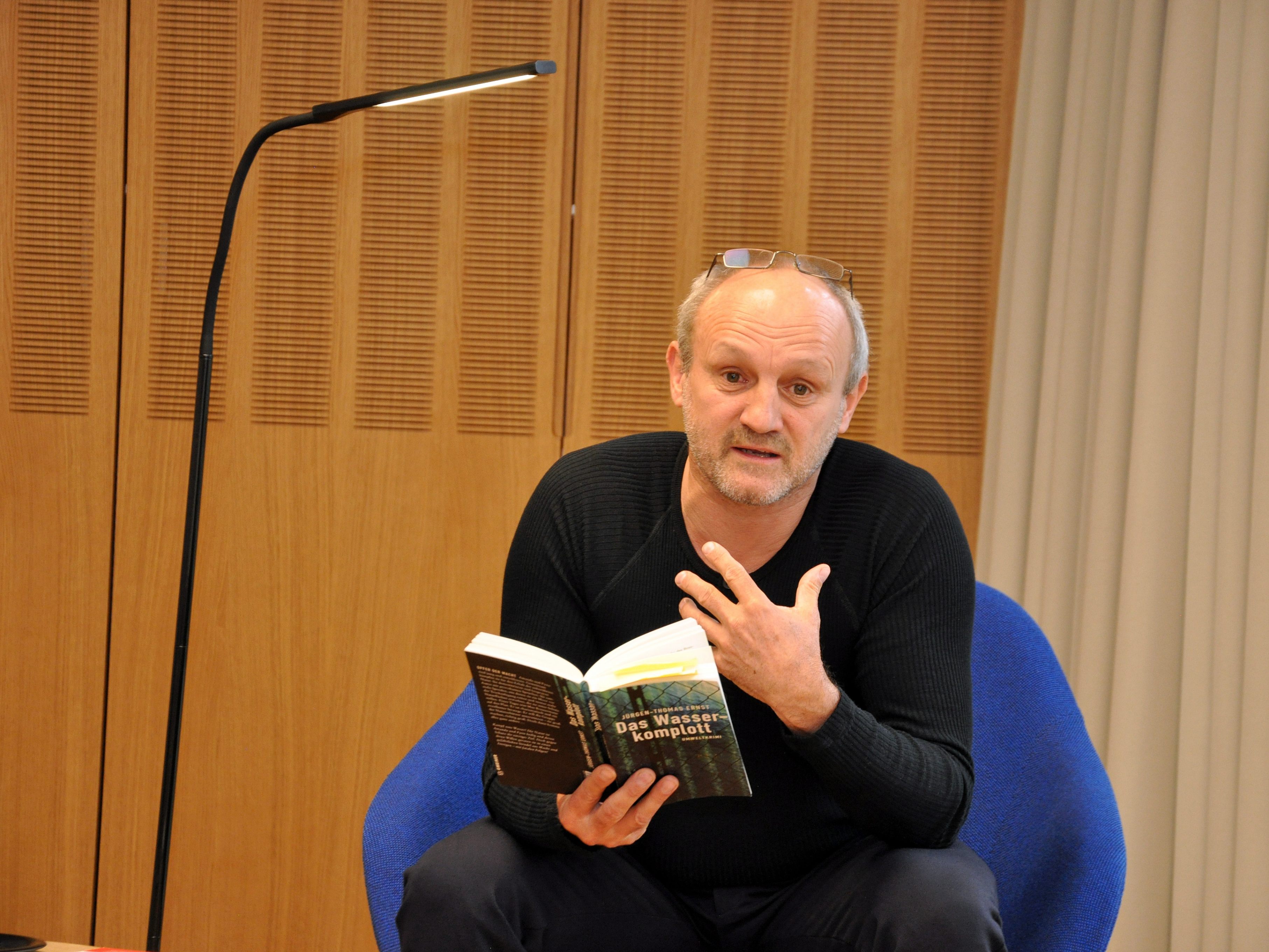 Jürgen-Thomas Ernst las aus seinem Umweltkrimi „Das Wasserkomplott“. Jürgen-Thomas Ernst las aus seinem Umweltkrimi „Das Wasserkomplott“.
