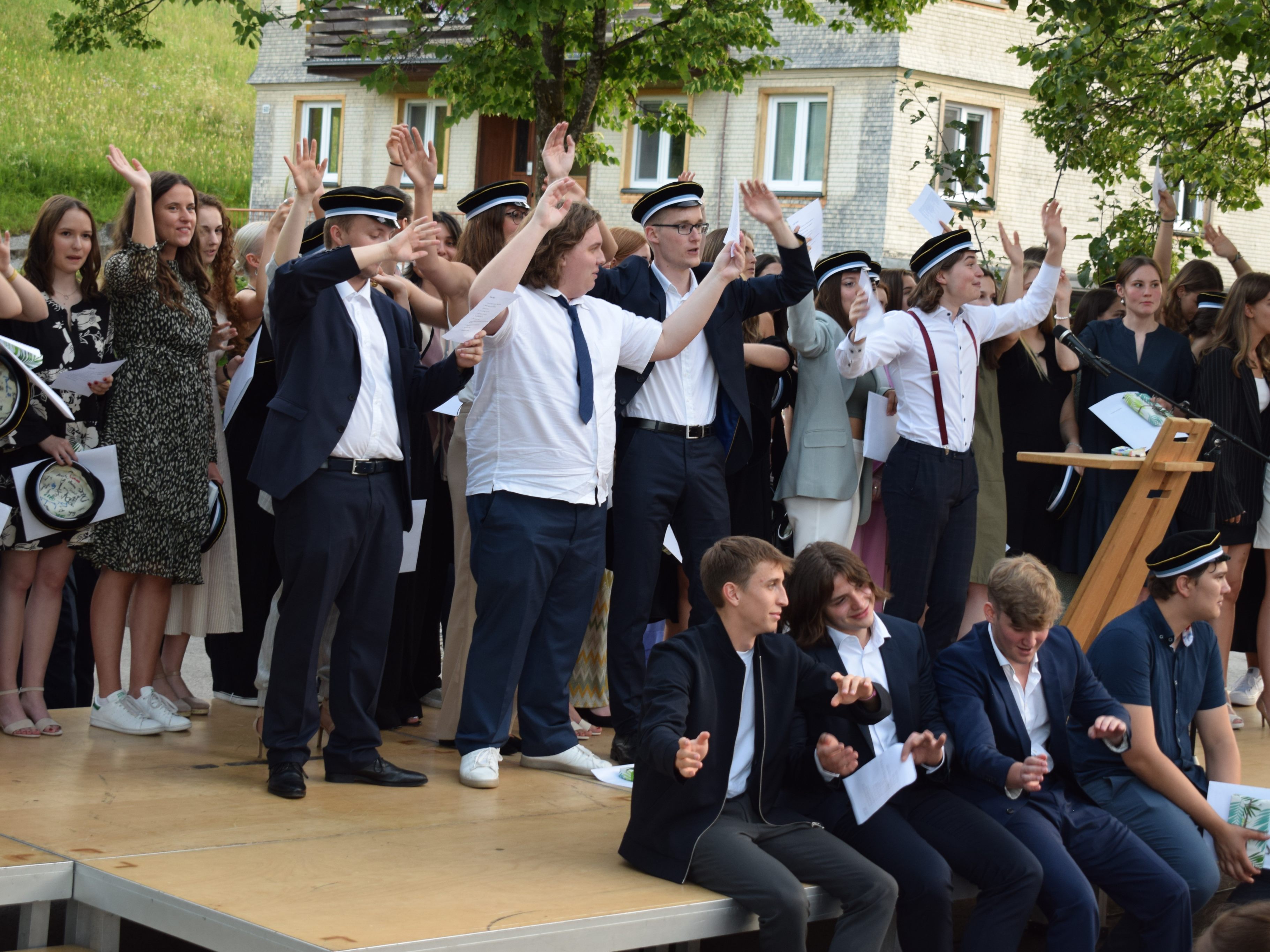 Mit dem gemeinsamen Lied „Über den Wolken“ ging für Maturantinnen und Maturanten eine schöne Zeit am BORG zu Ende.