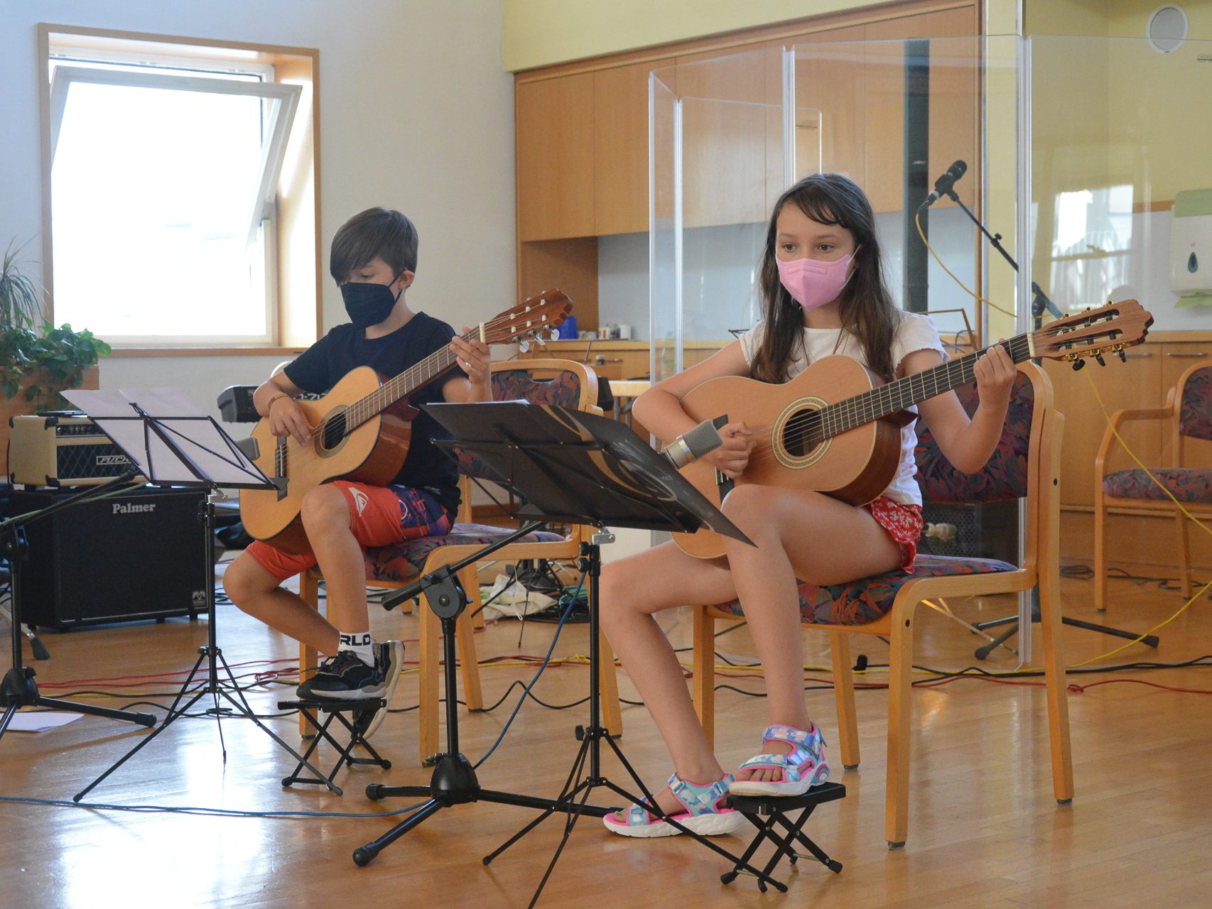 Eine besondere Überraschung bescherten die Gitarren- und Bandschüler der Rheintalischen Musikschule den Senioren im Seniorenhaus Hasenfeld. Sie spielten ihnen am Nachmittag ein Konzert vor. Eine besondere Überraschung bescherten die Gitarren- und Bandschüler der Rheintalischen Musikschule den Senioren im Seniorenhaus Hasenfeld. Sie spielten ihnen am Nachmittag ein Konzert vor.