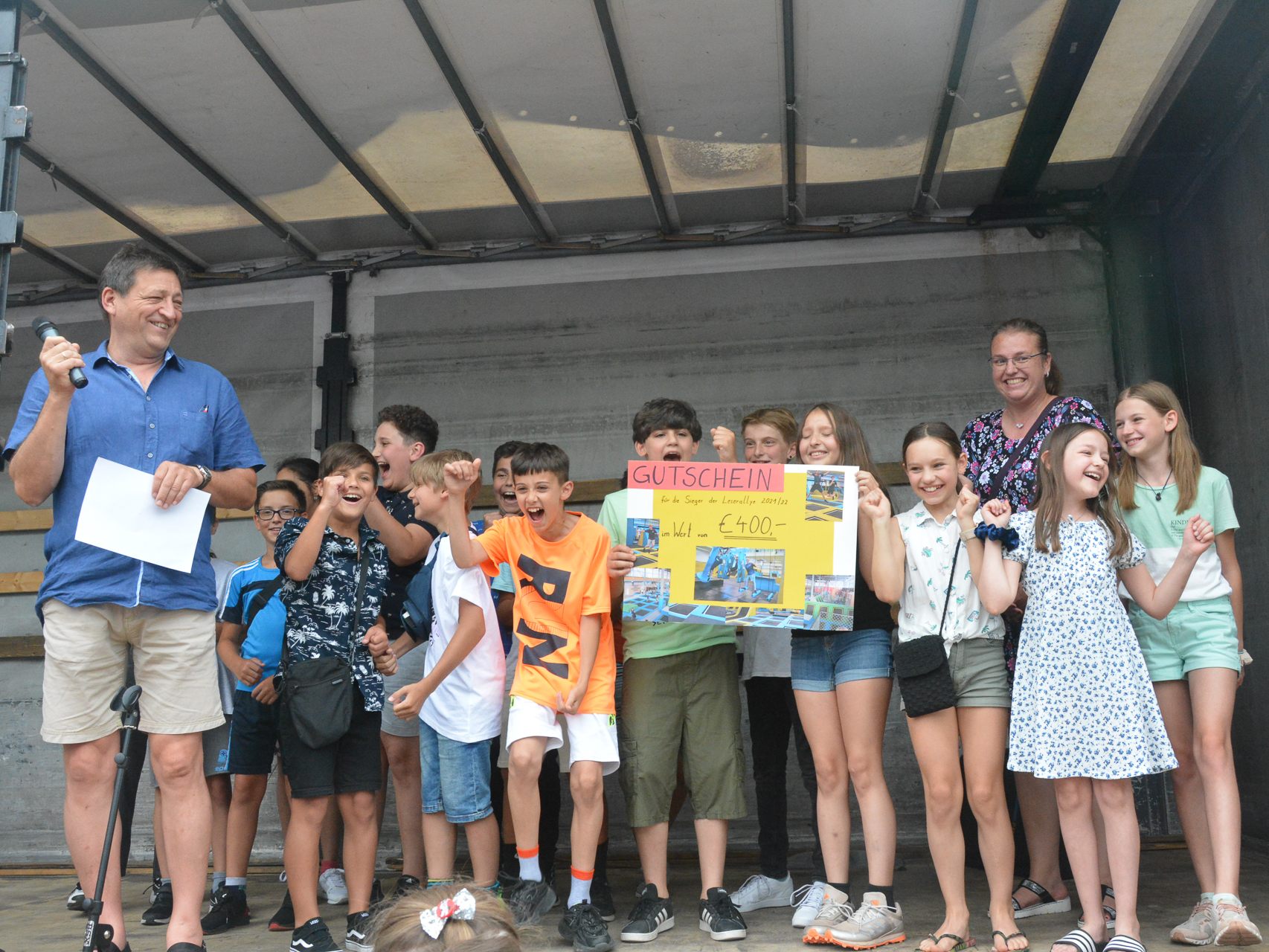 Die 1a Klasse hat den Lesewettbewerb der Mittelschule Rheindorf gewonnen und freut sich über einen schulfreien Tag und einen Gutschein für eine Ausflug. Die 1a Klasse hat den Lesewettbewerb der Mittelschule Rheindorf gewonnen und freut sich über einen schulfreien Tag und einen Gutschein für eine Ausflug.