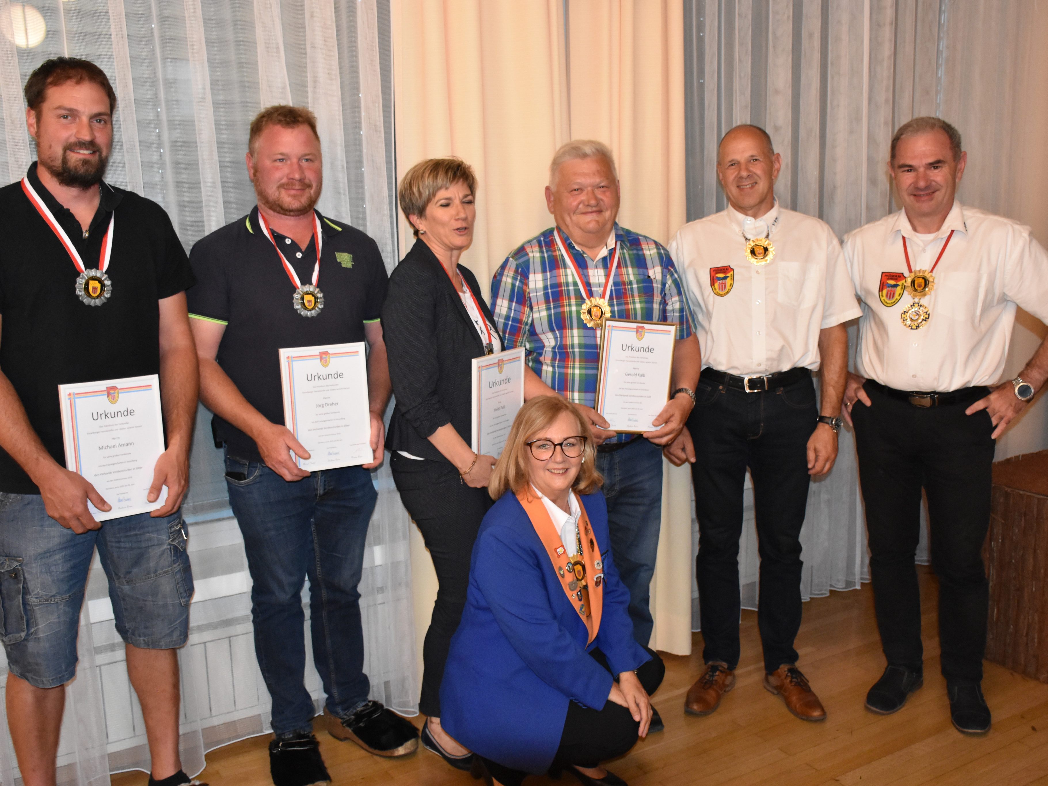 Michael Amann, Jörg Dreher, Heidi Palli, Dagmar Fenkart-Kaufmann, Gerold Kalb, Christof Huber, Thomas Kertel (v.l.n.r.) beim abschließenden Gruppenfoto für die geehrten Mitglieder. Michael Amann, Jörg Dreher, Heidi Palli, Dagmar Fenkart-Kaufmann, Gerold Kalb, Christof Huber, Thomas Kertel (v.l.n.r.) beim abschließenden Gruppenfoto für die geehrten Mitglieder.