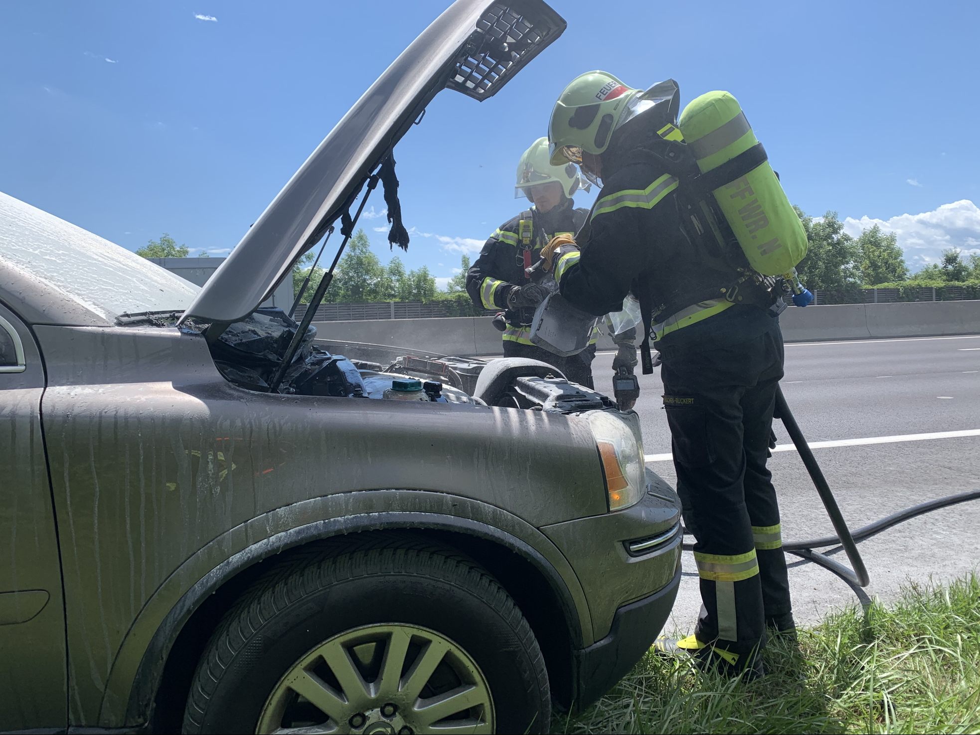 Am Freitag stand auf der Südautobahn bei Wiener Neustadt ein Fahrzeug in Brand.
