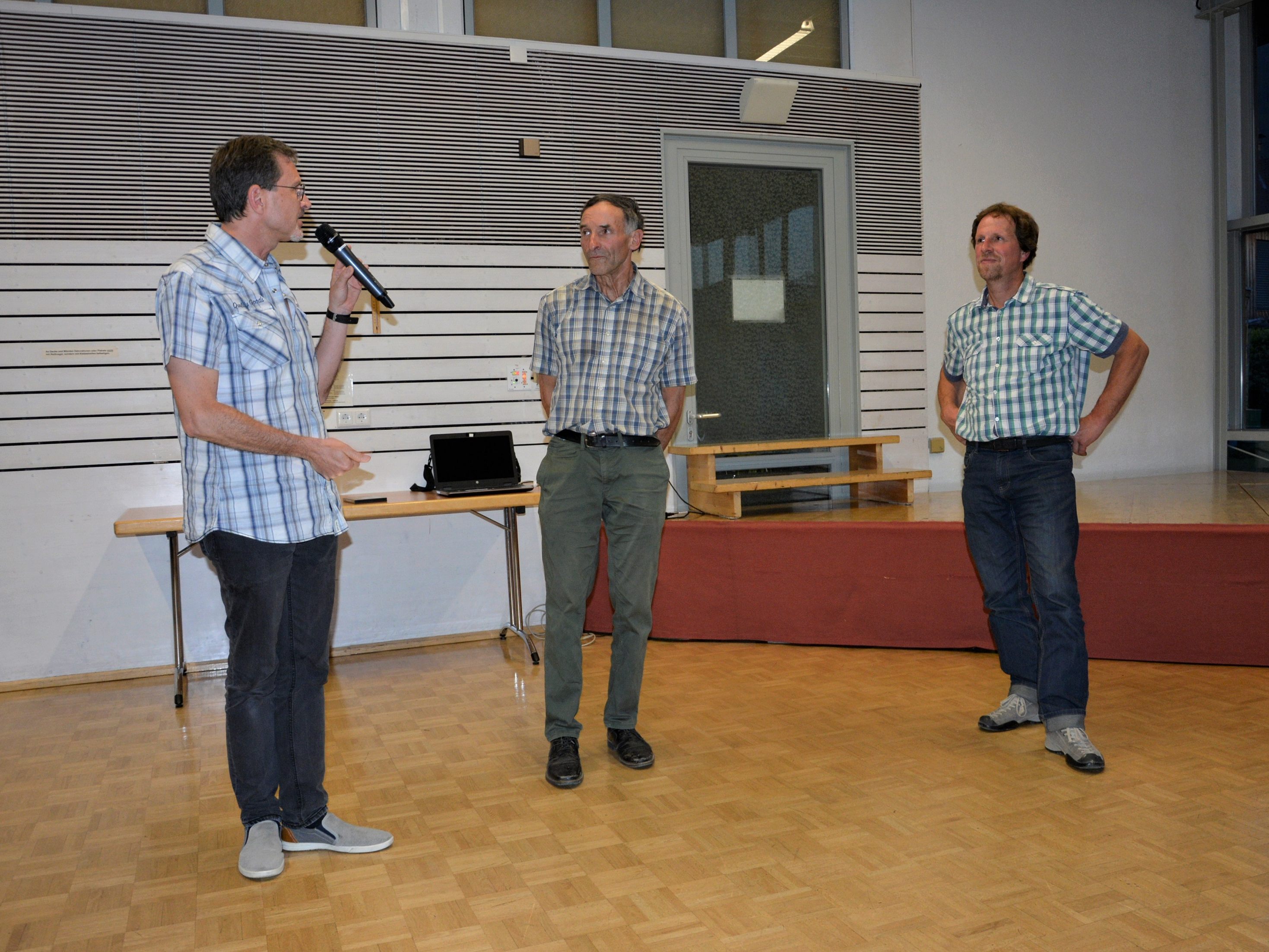 Pfarrer Christian Stranz im Gespräch mit Josef Bereuter (Mitte) und Egon Böhler nach dem Filmbeitrag im Pfarrheim Hatlerdorf.