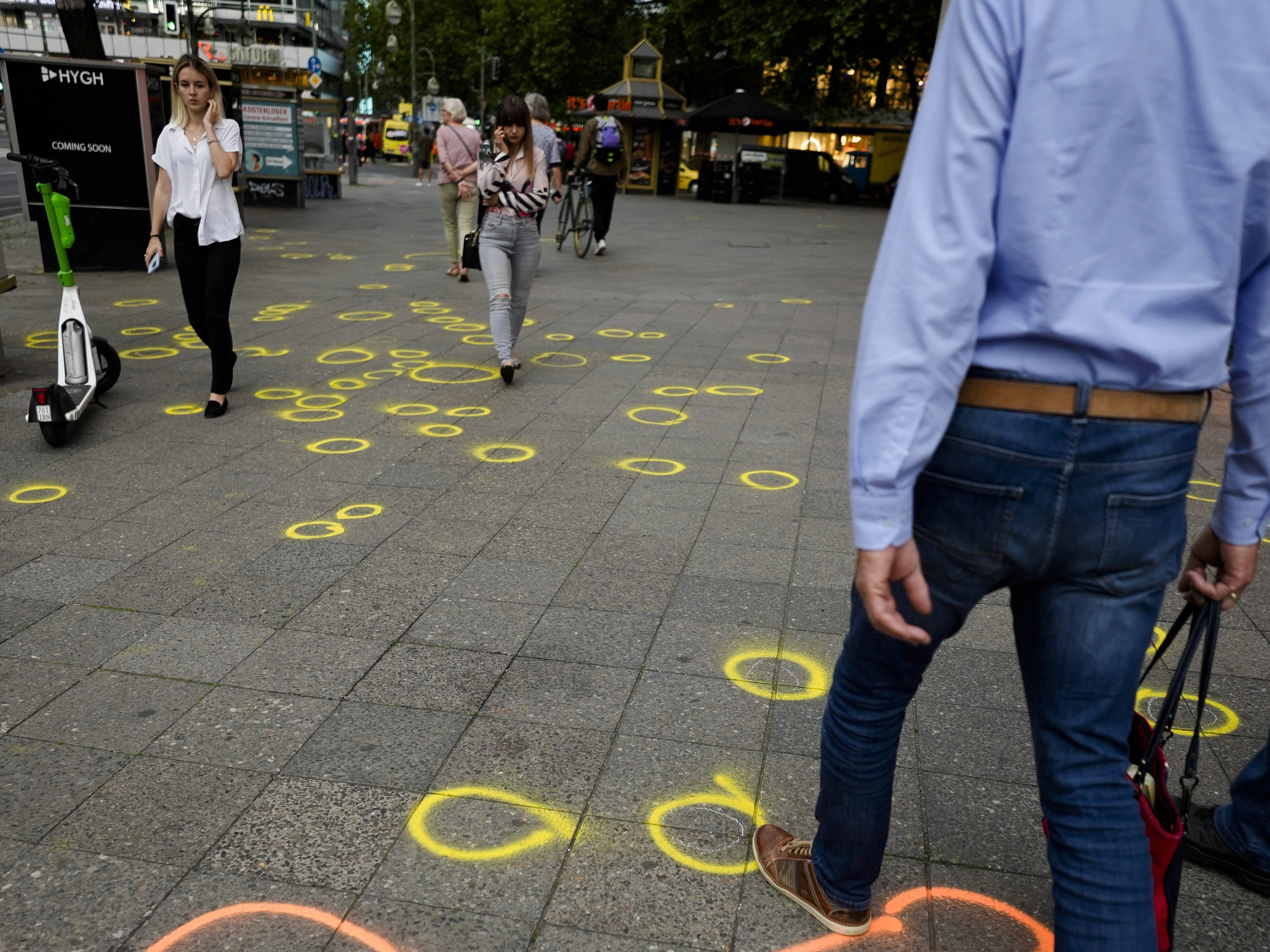 Bei der Tat in Berlin wurde mindestens eine Person getötet. Bei der Tat in Berlin wurde mindestens eine Person getötet.