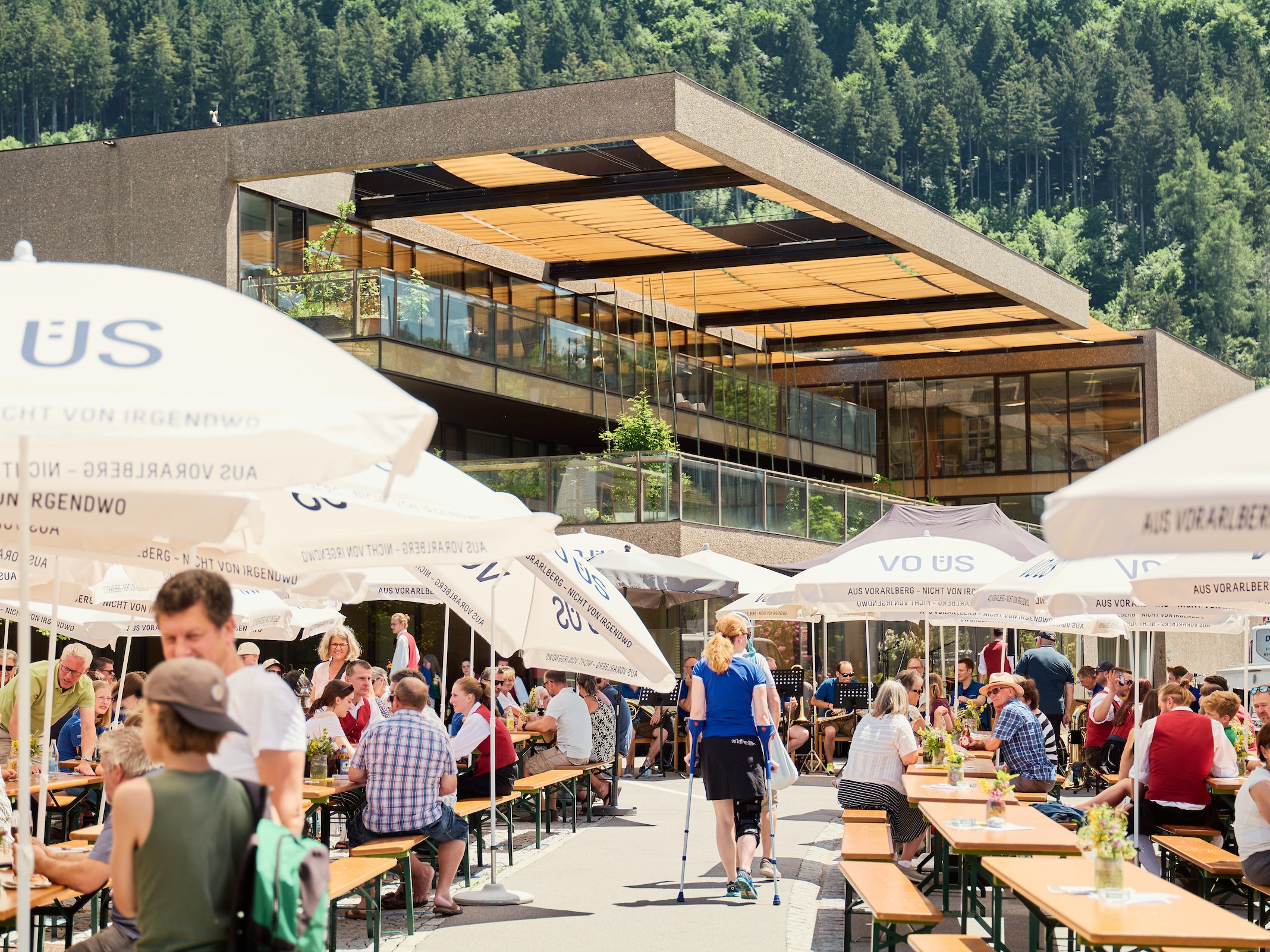 Haeuser der Generationen: 40-Jahr-Feier Rund 500 Gäste folgten der Einladung zum „Fest der Generationen“ am 12. Juni 2022 anlässlich 40 Jahre Häuser der Generationen. Haeuser der Generationen: 40-Jahr-Feier Rund 500 Gäste folgten der Einladung zum „Fest der Generationen“ am 12. Juni 2022 anlässlich 40 Jahre Häuser der Generationen.