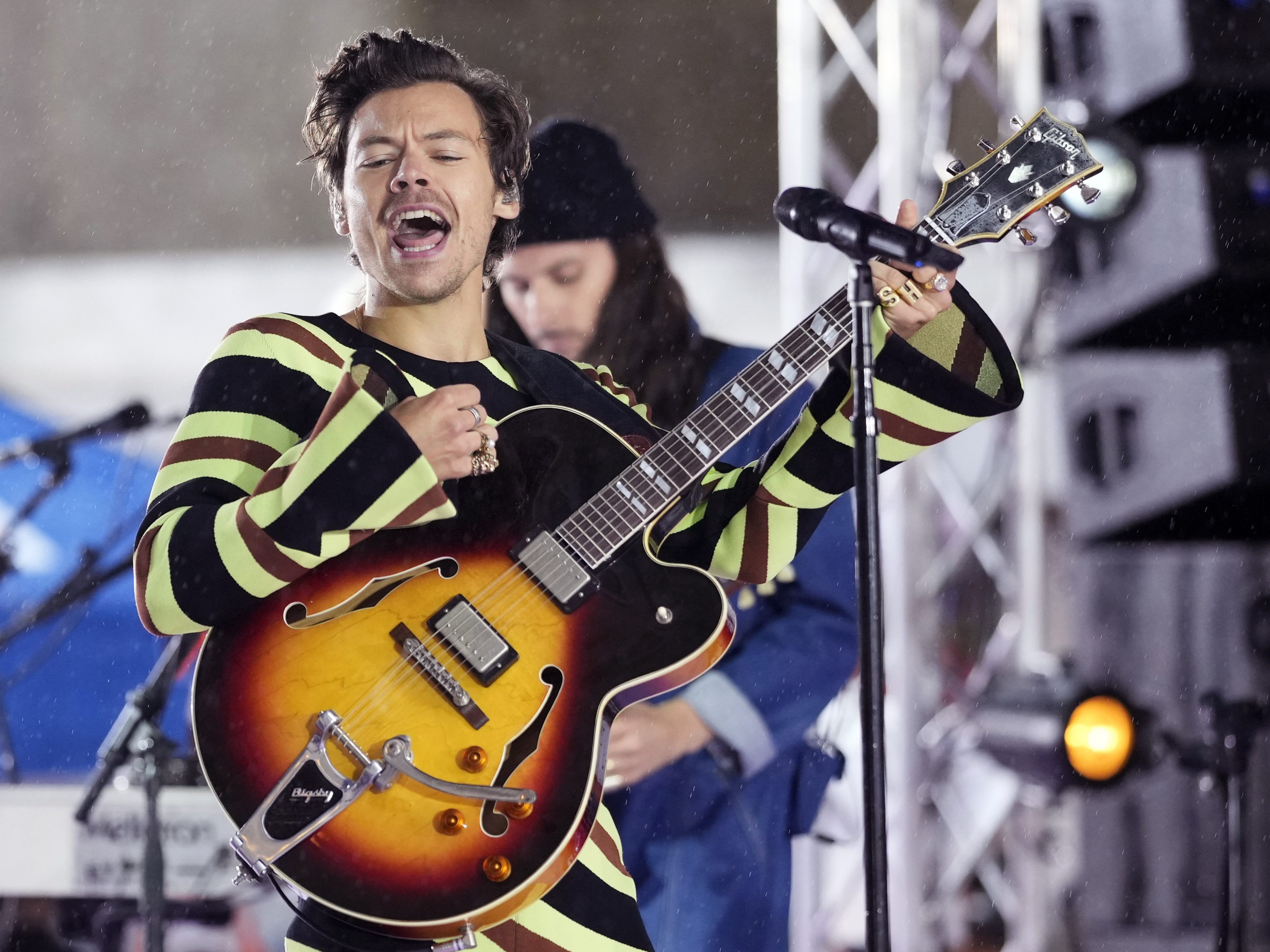 Popsänger Harry Styles gestand, manchmal Angst zu haben nicht "cool" genug für seine Partnerin zu sein.