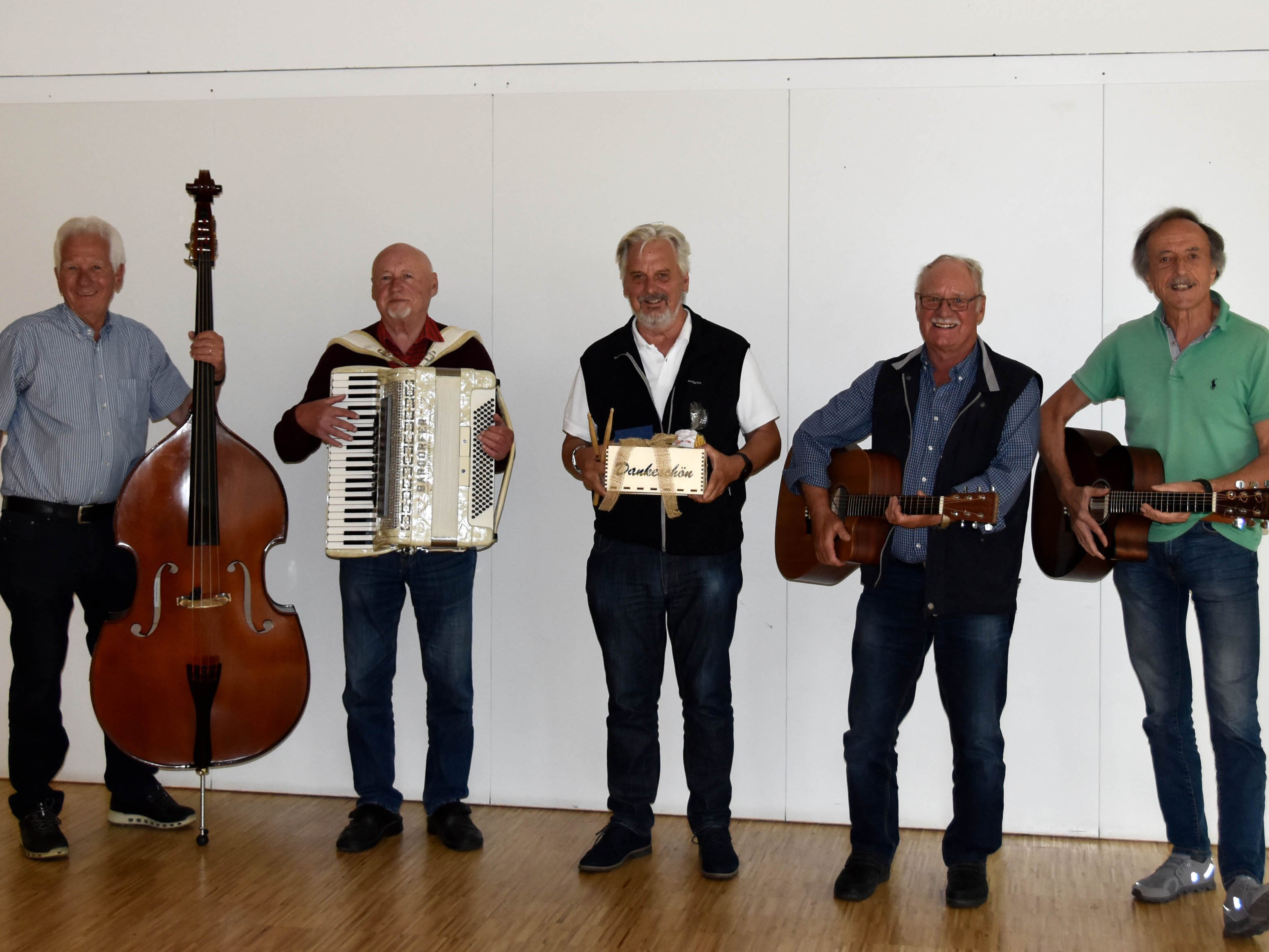 V.l.n.r.: Herbert Tschernig, Rudi Ladner, Guntram Sauerwein, Karl Ess und Egon Maier begleiten das Offene Singen seit September 2015.