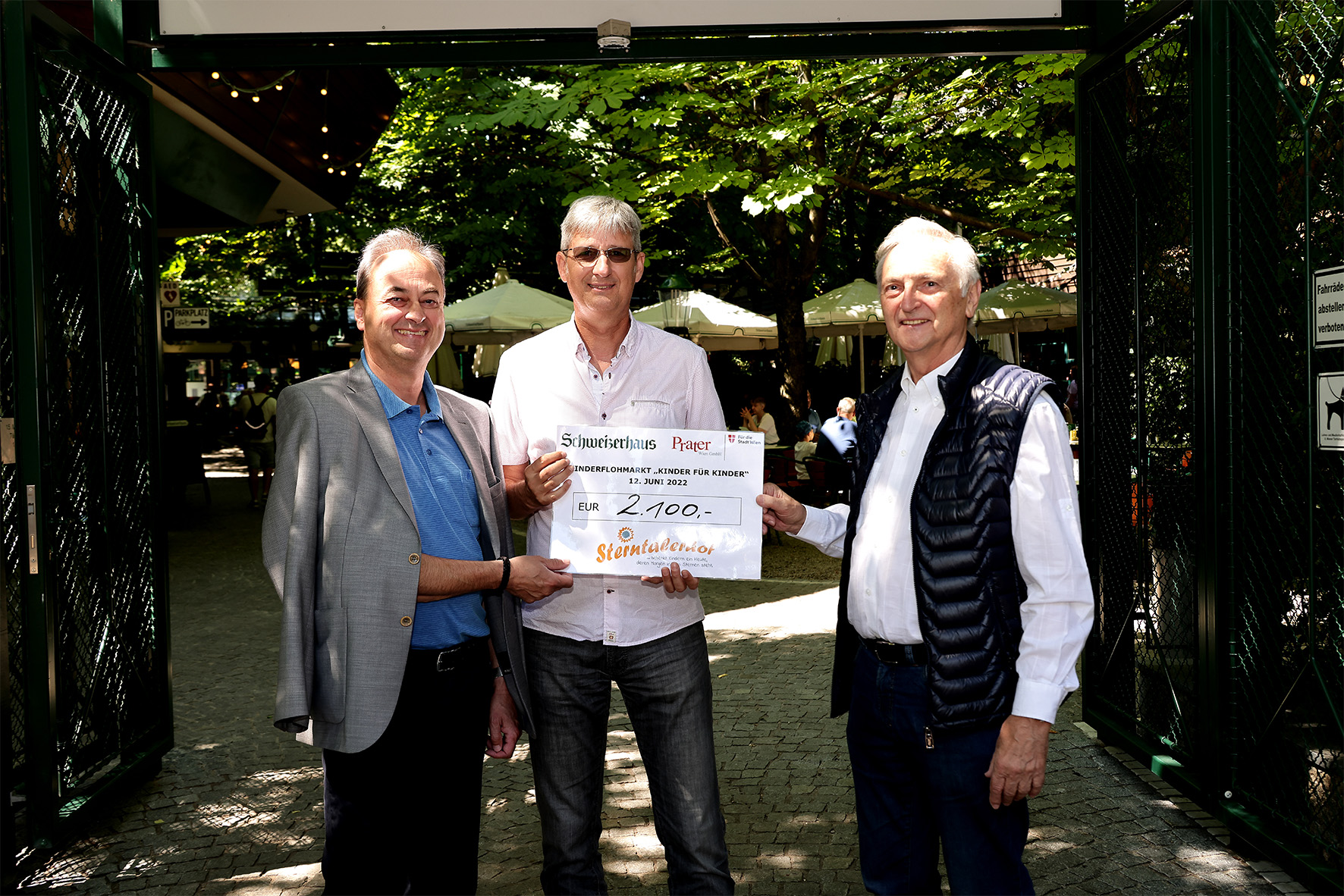 Spendenübergabe im Schweizerhaus – v.l.n.r.: Mag. Michael Prohaska (Prater Wien GmbH), Mag. Harald Jankovits (Sterntalerhof), Dkfm. KR Karl Kolarik (Schweizerhaus)