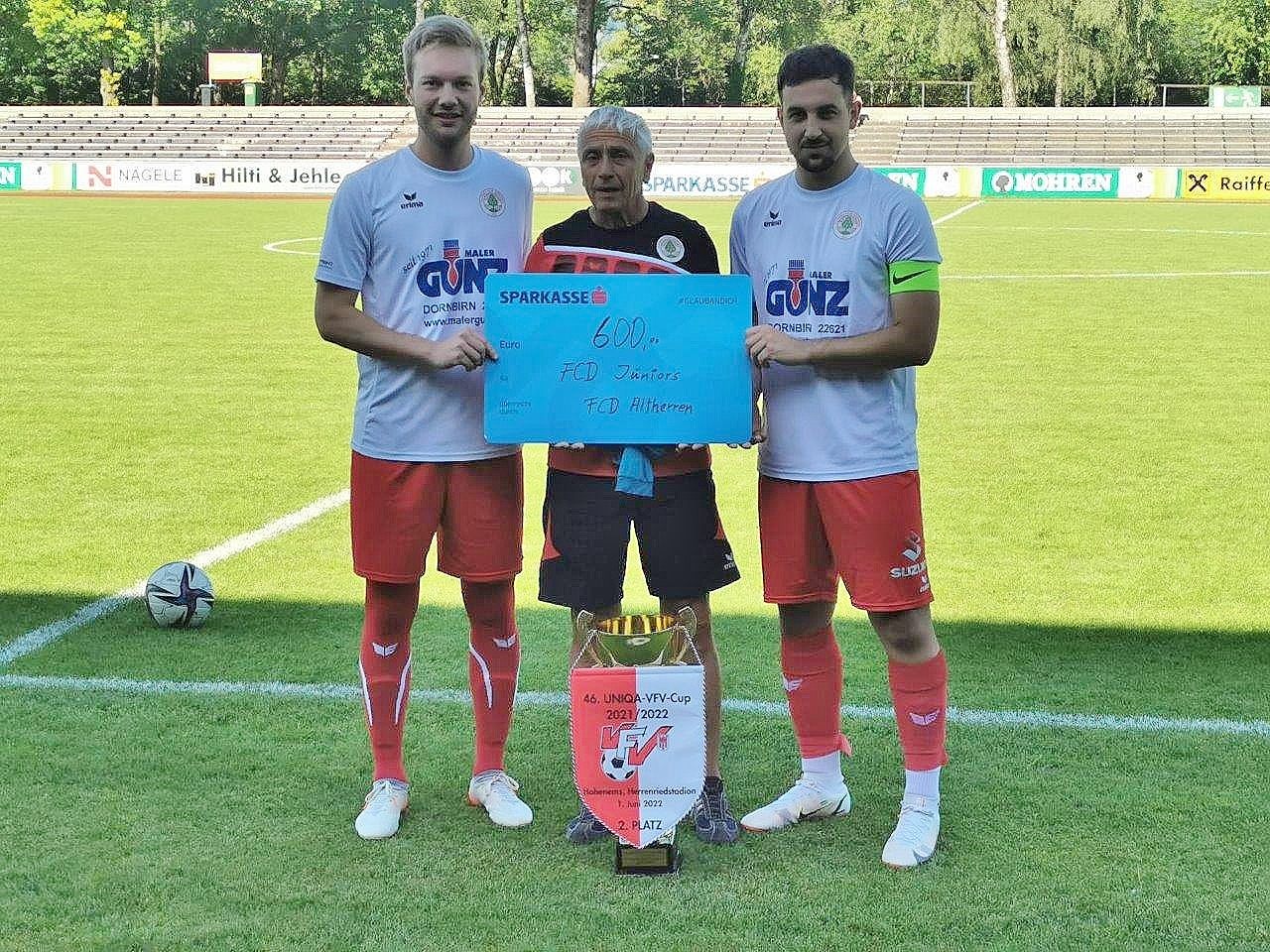 Dominik Dünser (li.) und Juniors-Kapitän Mario Hörburger nahmen dankend den Scheck Hans Wohlgenannt von den FCD-Altherren entgegen. Dominik Dünser (li.) und Juniors-Kapitän Mario Hörburger nahmen dankend den Scheck Hans Wohlgenannt von den FCD-Altherren entgegen.