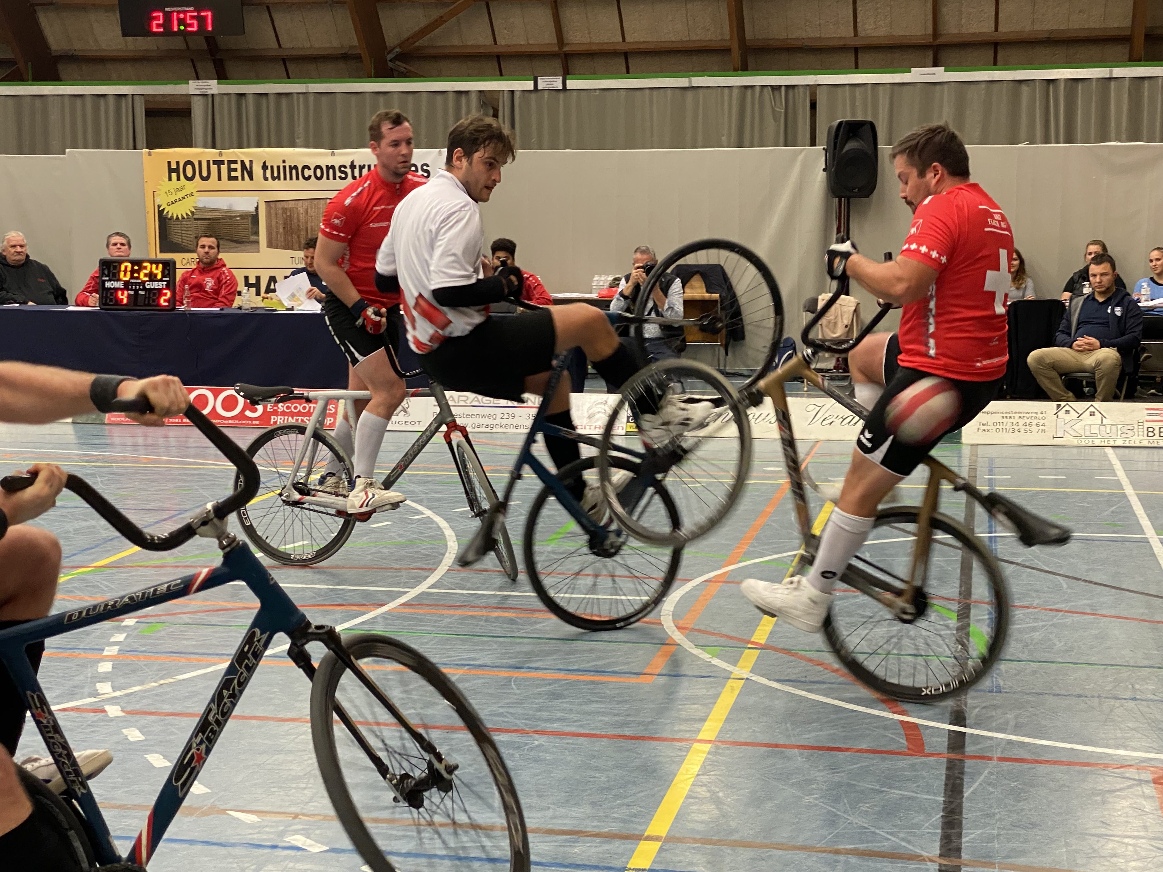 Am Samstag findet die zweite Runde der Ö-Meisterschaft im Radball in der Hohenemser Radlerhalle statt.