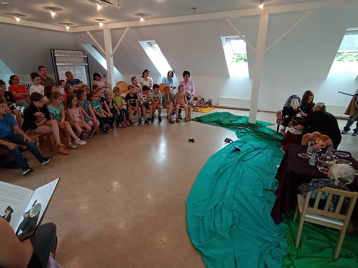 Das Puppenspiel im Domino riss einmal wieder alle Kinder von den Socken. Das Puppenspiel im Domino riss einmal wieder alle Kinder von den Socken.