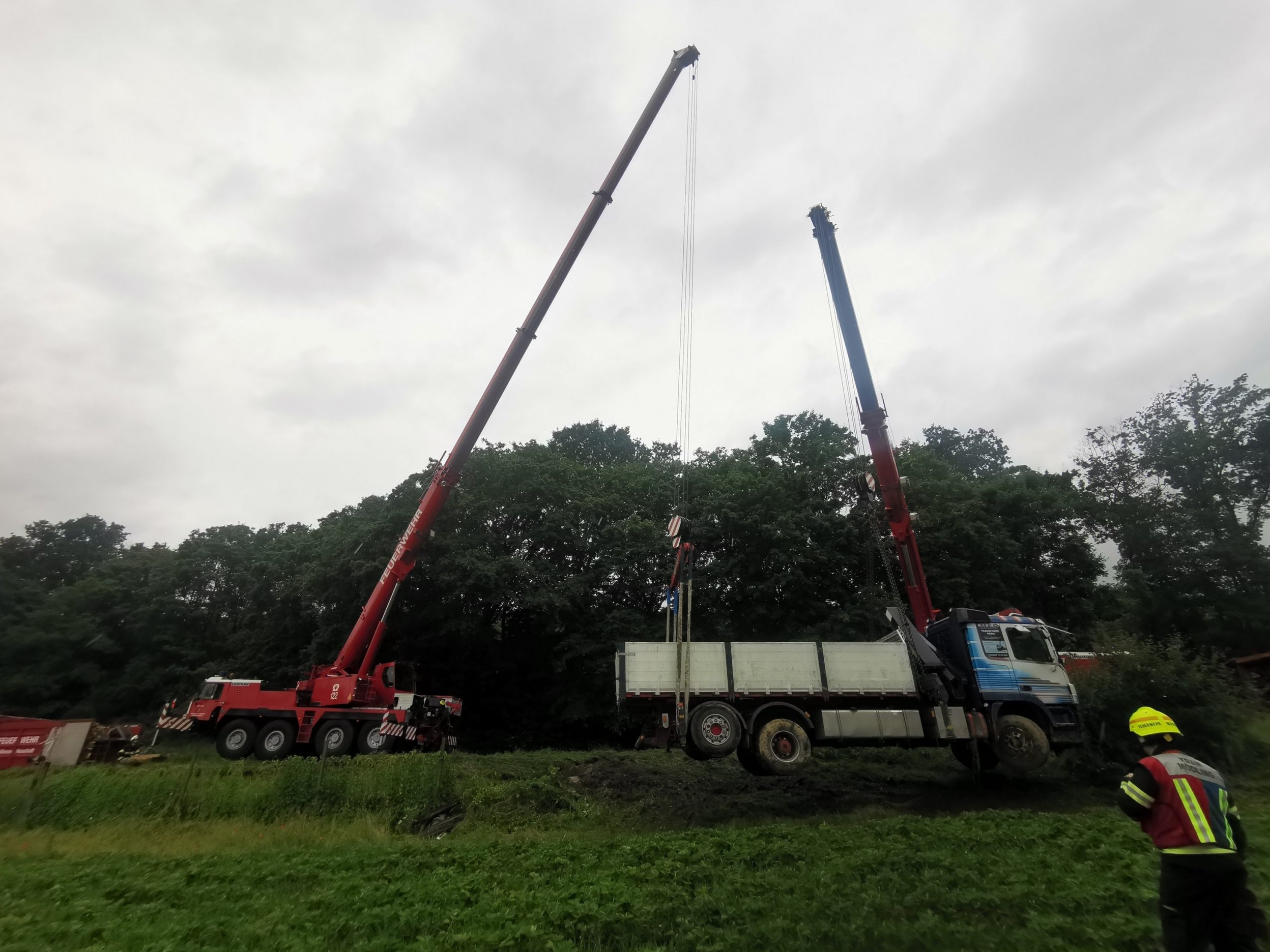Zwei Kräne kamen bei der Bergung eines Lkws im Burgenland zum Einsatz. Zwei Kräne kamen bei der Bergung eines Lkws im Burgenland zum Einsatz.