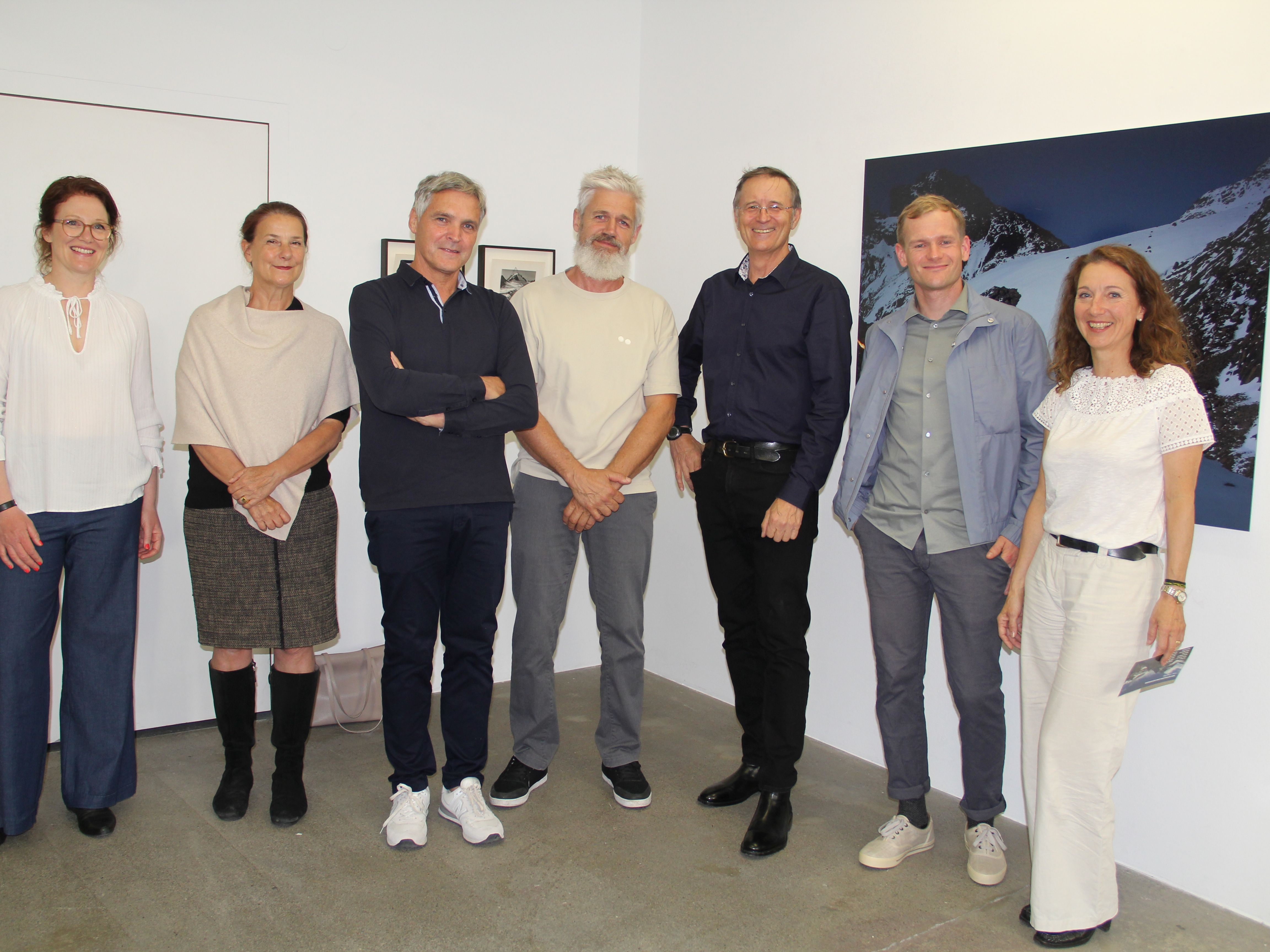 Insgesamt waren sechs der 12 ausstellenden Künstler persönlich bei der Vernissage vor Ort. Insgesamt waren sechs der 12 ausstellenden Künstler persönlich bei der Vernissage vor Ort.
