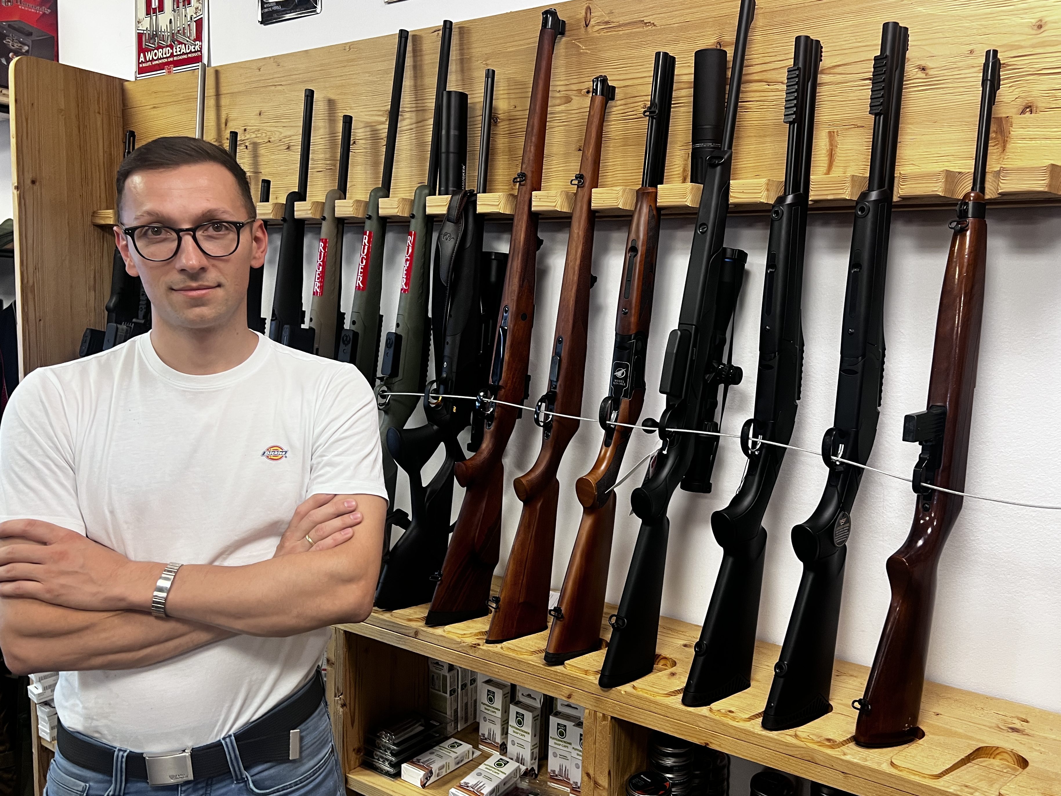 Büchsenmacher Albert Deuring Junior im Bregenzer Geschäft.