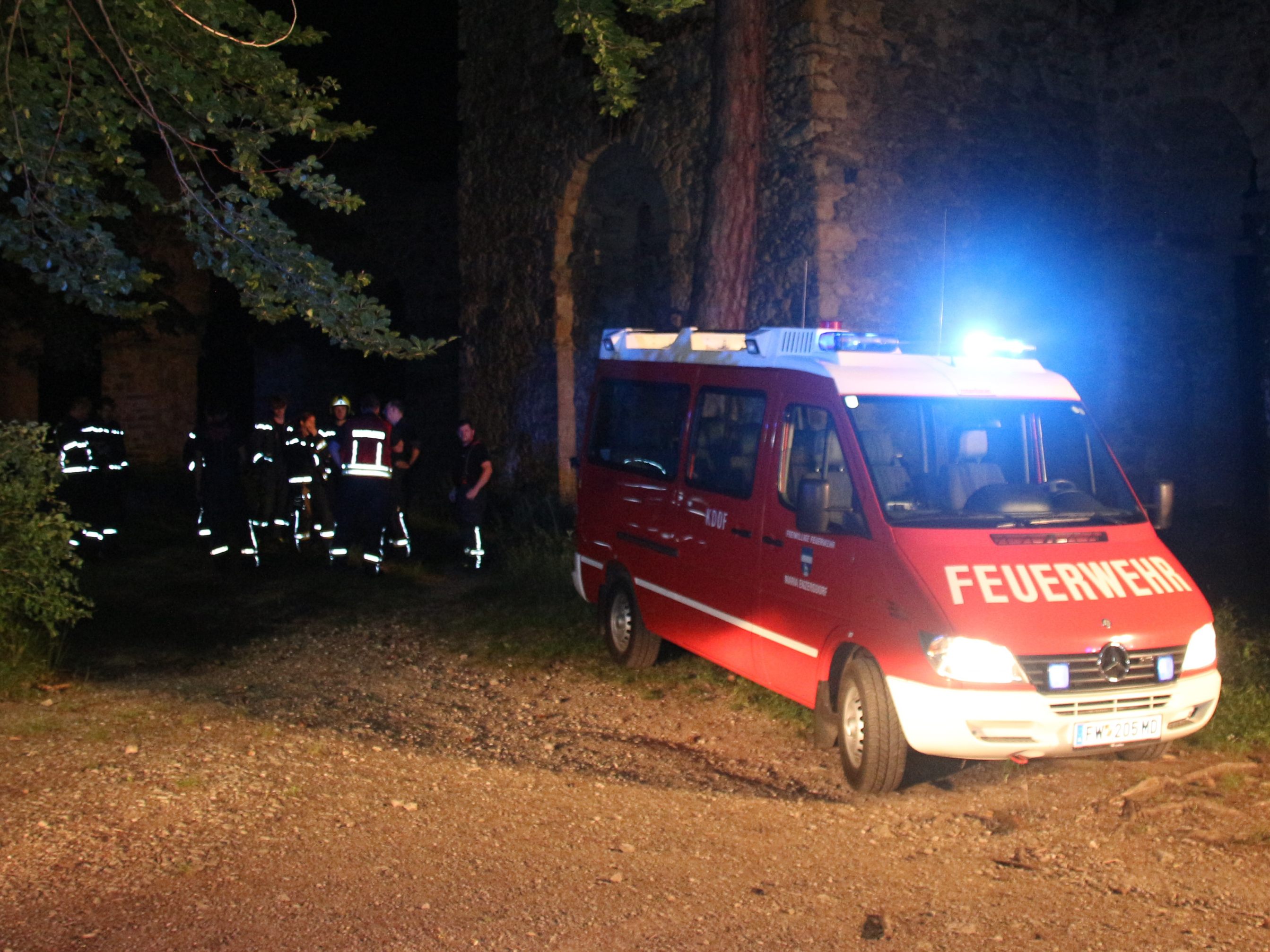 Nächtlicher Einsatz für die FF Maria Enzersdorf wegen eines illegalen Lagerfeuers im Amphitheater.